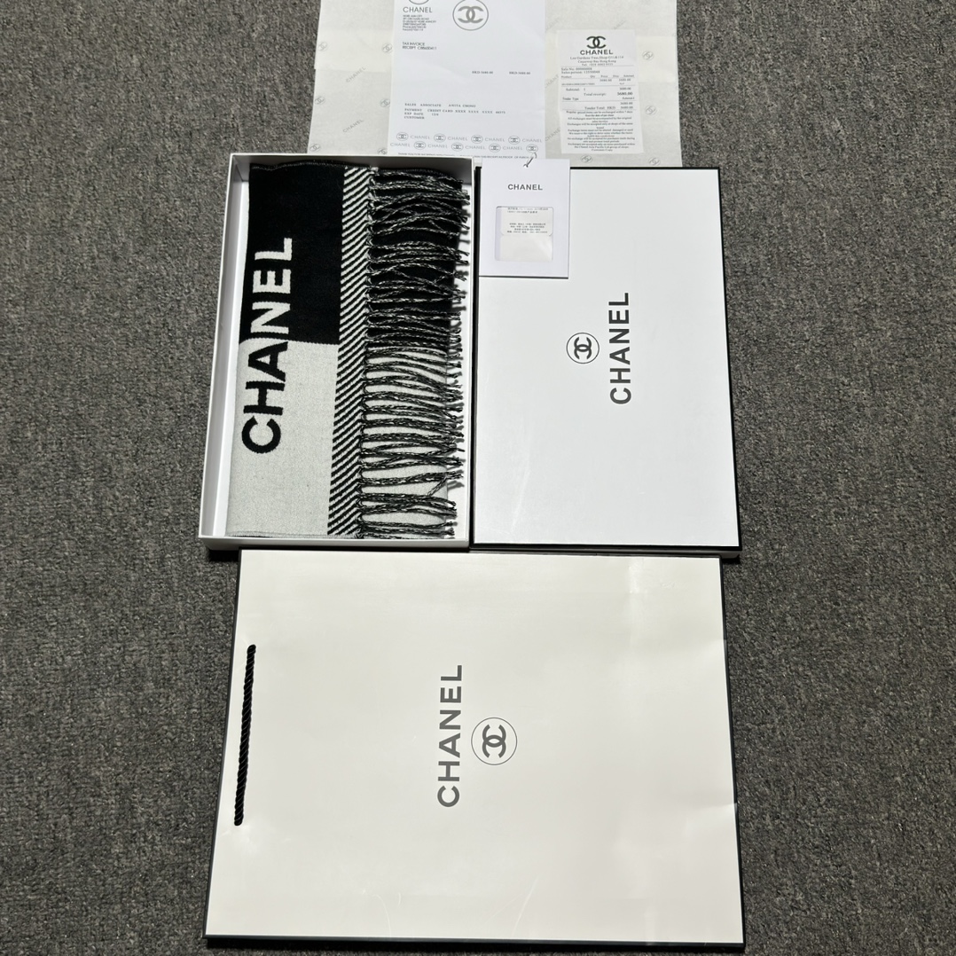 图片[7]-S# Chanel 香奈儿 双C羊绒流苏围巾 高端零售专供 原版开发 品质保证 100％放心出街 面积大可作披风佩戴 香奈儿黑白围巾 材质：90%羊毛10%羊绒 AB可以双面佩戴 搭配无敌手面料是抗风的羊绒混纺 又暖又高级加分 围巾多多益善 戴一个冬天都超值到没朋友 柔软中带着光滑手感质地非常轻薄 和平时的围巾不一样 双面异色提花 两面完全相反的颜色及图案 设计真的非常走心，超大品牌LOGO与双C拼色点缀整条围巾 高级美美丽奴初剪羊毛，作为羊毛界的天花板，半点不扎，温柔有质感 百搭不挑人！注意 ⚠清洗建议：由于羊毛的材质特性，尽量干洗，尽量干洗，暴力机洗会出现缩水情况 ！如果觉得干洗，一次太贵，有耐心的朋友也可以手洗，一定要冷水，且不能手搓！清洗后第一时间压干（不会滴水的程度）不能拧干！不能拧干！-选品中心