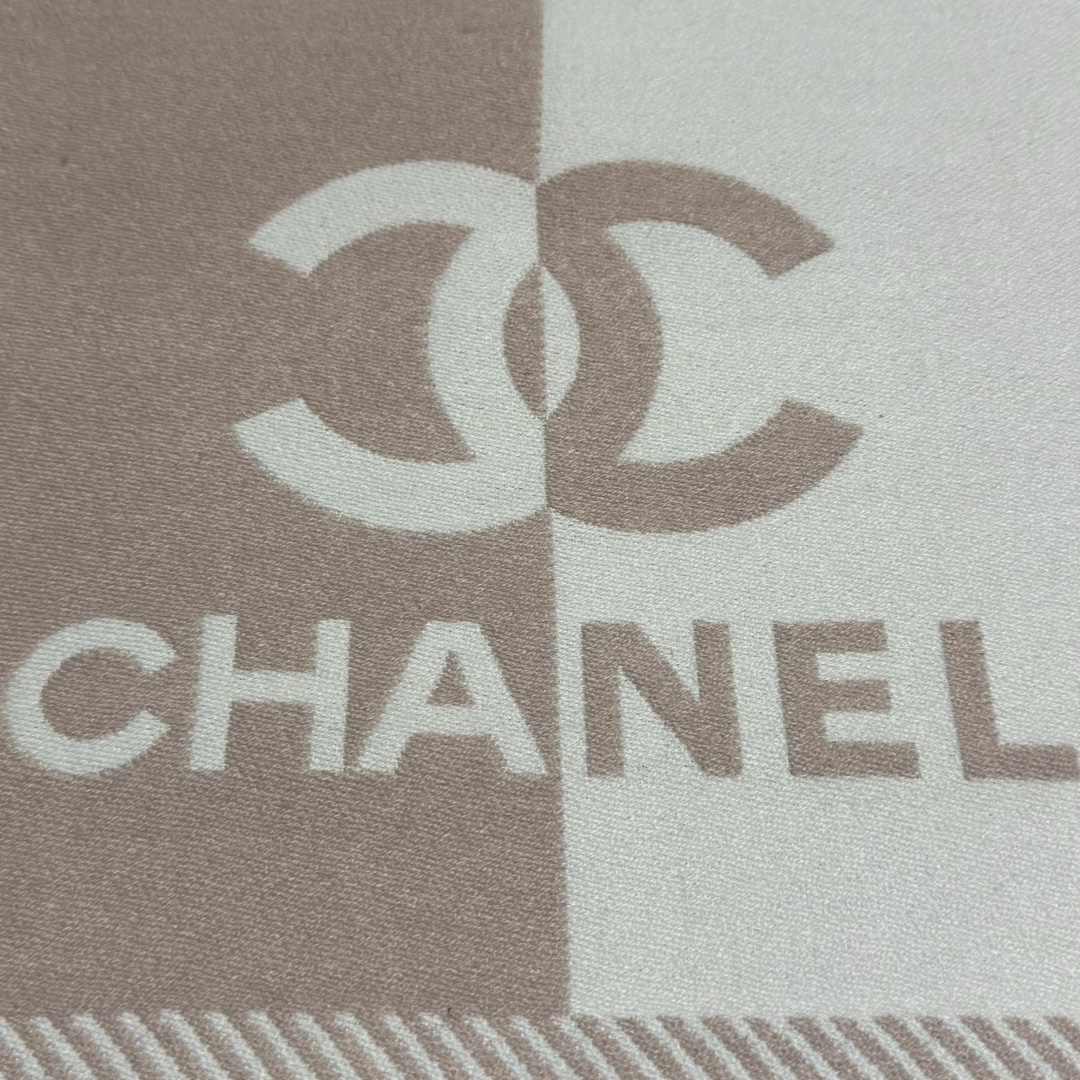 图片[6]-S# Chanel 香奈儿 双C羊绒流苏围巾 高端零售专供 原版开发 品质保证 100％放心出街 面积大可作披风佩戴 香奈儿黑白围巾 材质：90%羊毛10%羊绒 AB可以双面佩戴 搭配无敌手面料是抗风的羊绒混纺 又暖又高级加分 围巾多多益善 戴一个冬天都超值到没朋友 柔软中带着光滑手感质地非常轻薄 和平时的围巾不一样 双面异色提花 两面完全相反的颜色及图案 设计真的非常走心，超大品牌LOGO与双C拼色点缀整条围巾 高级美美丽奴初剪羊毛，作为羊毛界的天花板，半点不扎，温柔有质感 百搭不挑人！注意 ⚠清洗建议：由于羊毛的材质特性，尽量干洗，尽量干洗，暴力机洗会出现缩水情况 ！如果觉得干洗，一次太贵，有耐心的朋友也可以手洗，一定要冷水，且不能手搓！清洗后第一时间压干（不会滴水的程度）不能拧干！不能拧干！-选品中心