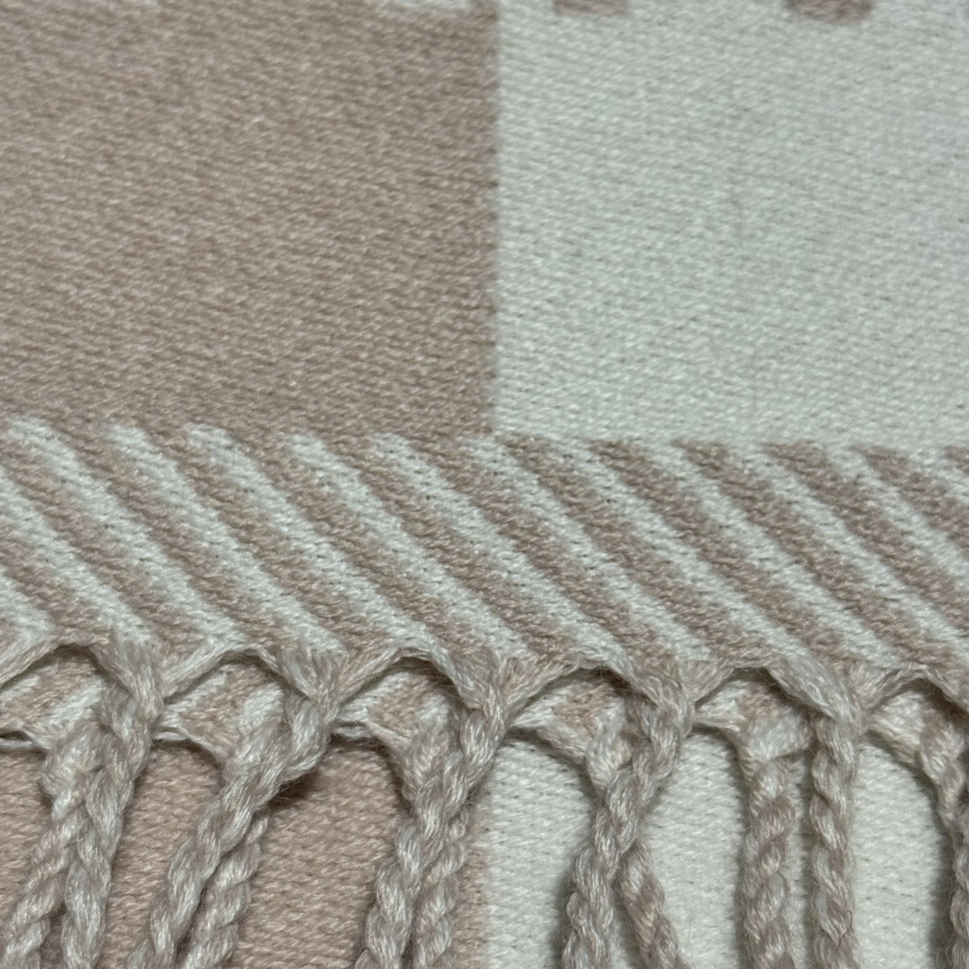 图片[4]-S# Chanel 香奈儿 双C羊绒流苏围巾 高端零售专供 原版开发 品质保证 100％放心出街 面积大可作披风佩戴 香奈儿黑白围巾 材质：90%羊毛10%羊绒 AB可以双面佩戴 搭配无敌手面料是抗风的羊绒混纺 又暖又高级加分 围巾多多益善 戴一个冬天都超值到没朋友 柔软中带着光滑手感质地非常轻薄 和平时的围巾不一样 双面异色提花 两面完全相反的颜色及图案 设计真的非常走心，超大品牌LOGO与双C拼色点缀整条围巾 高级美美丽奴初剪羊毛，作为羊毛界的天花板，半点不扎，温柔有质感 百搭不挑人！注意 ⚠清洗建议：由于羊毛的材质特性，尽量干洗，尽量干洗，暴力机洗会出现缩水情况 ！如果觉得干洗，一次太贵，有耐心的朋友也可以手洗，一定要冷水，且不能手搓！清洗后第一时间压干（不会滴水的程度）不能拧干！不能拧干！-选品中心