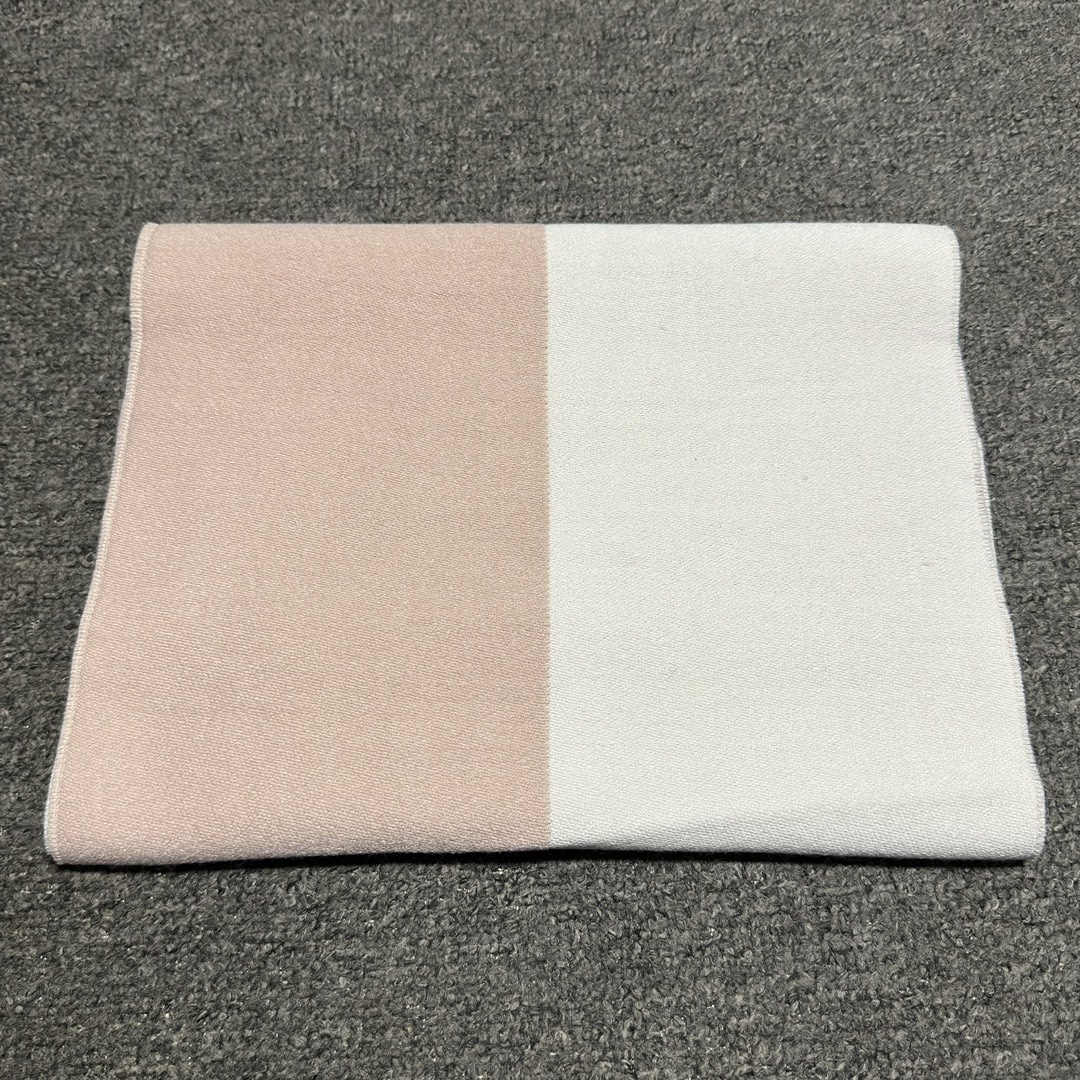 图片[2]-S# Chanel 香奈儿 双C羊绒流苏围巾 高端零售专供 原版开发 品质保证 100％放心出街 面积大可作披风佩戴 香奈儿黑白围巾 材质：90%羊毛10%羊绒 AB可以双面佩戴 搭配无敌手面料是抗风的羊绒混纺 又暖又高级加分 围巾多多益善 戴一个冬天都超值到没朋友 柔软中带着光滑手感质地非常轻薄 和平时的围巾不一样 双面异色提花 两面完全相反的颜色及图案 设计真的非常走心，超大品牌LOGO与双C拼色点缀整条围巾 高级美美丽奴初剪羊毛，作为羊毛界的天花板，半点不扎，温柔有质感 百搭不挑人！注意 ⚠清洗建议：由于羊毛的材质特性，尽量干洗，尽量干洗，暴力机洗会出现缩水情况 ！如果觉得干洗，一次太贵，有耐心的朋友也可以手洗，一定要冷水，且不能手搓！清洗后第一时间压干（不会滴水的程度）不能拧干！不能拧干！-选品中心