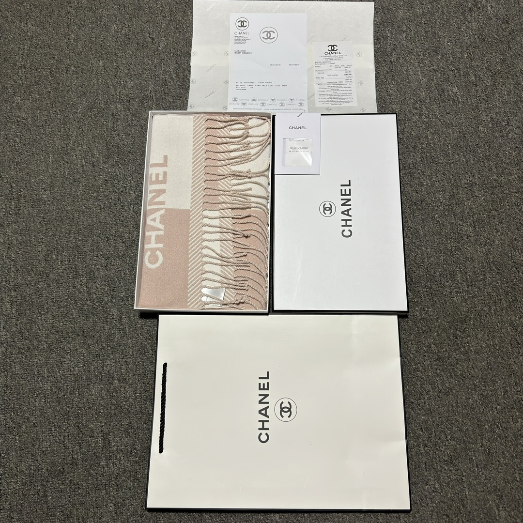 图片[5]-S# Chanel 香奈儿 双C羊绒流苏围巾 高端零售专供 原版开发 品质保证 100％放心出街 面积大可作披风佩戴 香奈儿黑白围巾 材质：90%羊毛10%羊绒 AB可以双面佩戴 搭配无敌手面料是抗风的羊绒混纺 又暖又高级加分 围巾多多益善 戴一个冬天都超值到没朋友 柔软中带着光滑手感质地非常轻薄 和平时的围巾不一样 双面异色提花 两面完全相反的颜色及图案 设计真的非常走心，超大品牌LOGO与双C拼色点缀整条围巾 高级美美丽奴初剪羊毛，作为羊毛界的天花板，半点不扎，温柔有质感 百搭不挑人！注意 ⚠清洗建议：由于羊毛的材质特性，尽量干洗，尽量干洗，暴力机洗会出现缩水情况 ！如果觉得干洗，一次太贵，有耐心的朋友也可以手洗，一定要冷水，且不能手搓！清洗后第一时间压干（不会滴水的程度）不能拧干！不能拧干！-选品中心