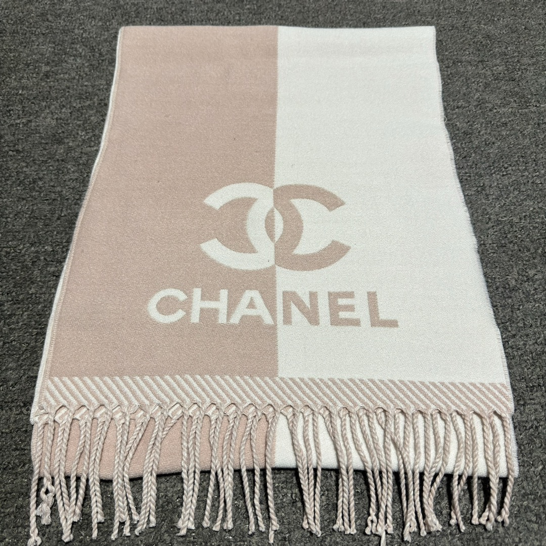 S# Chanel 香奈儿 双C羊绒流苏围巾 高端零售专供 原版开发 品质保证 100％放心出街 面积大可作披风佩戴 香奈儿黑白围巾 材质：90%羊毛10%羊绒 AB可以双面佩戴 搭配无敌手面料是抗风的羊绒混纺 又暖又高级加分 围巾多多益善 戴一个冬天都超值到没朋友 柔软中带着光滑手感质地非常轻薄 和平时的围巾不一样 双面异色提花 两面完全相反的颜色及图案 设计真的非常走心，超大品牌LOGO与双C拼色点缀整条围巾 高级美美丽奴初剪羊毛，作为羊毛界的天花板，半点不扎，温柔有质感 百搭不挑人！注意 ⚠清洗建议：由于羊毛的材质特性，尽量干洗，尽量干洗，暴力机洗会出现缩水情况 ！如果觉得干洗，一次太贵，有耐心的朋友也可以手洗，一定要冷水，且不能手搓！清洗后第一时间压干（不会滴水的程度）不能拧干！不能拧干！-选品中心