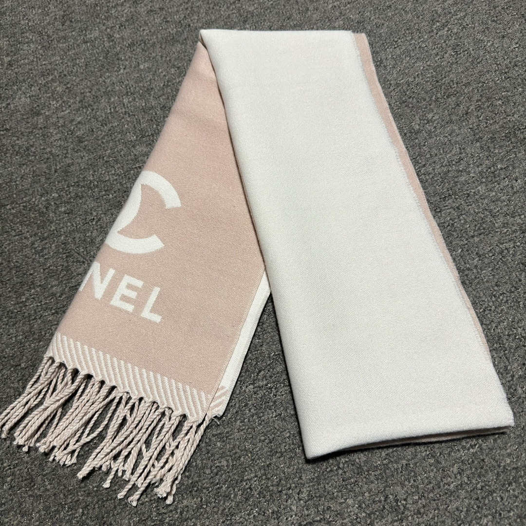 图片[8]-S# Chanel 香奈儿 双C羊绒流苏围巾 高端零售专供 原版开发 品质保证 100％放心出街 面积大可作披风佩戴 香奈儿黑白围巾 材质：90%羊毛10%羊绒 AB可以双面佩戴 搭配无敌手面料是抗风的羊绒混纺 又暖又高级加分 围巾多多益善 戴一个冬天都超值到没朋友 柔软中带着光滑手感质地非常轻薄 和平时的围巾不一样 双面异色提花 两面完全相反的颜色及图案 设计真的非常走心，超大品牌LOGO与双C拼色点缀整条围巾 高级美美丽奴初剪羊毛，作为羊毛界的天花板，半点不扎，温柔有质感 百搭不挑人！注意 ⚠清洗建议：由于羊毛的材质特性，尽量干洗，尽量干洗，暴力机洗会出现缩水情况 ！如果觉得干洗，一次太贵，有耐心的朋友也可以手洗，一定要冷水，且不能手搓！清洗后第一时间压干（不会滴水的程度）不能拧干！不能拧干！-选品中心
