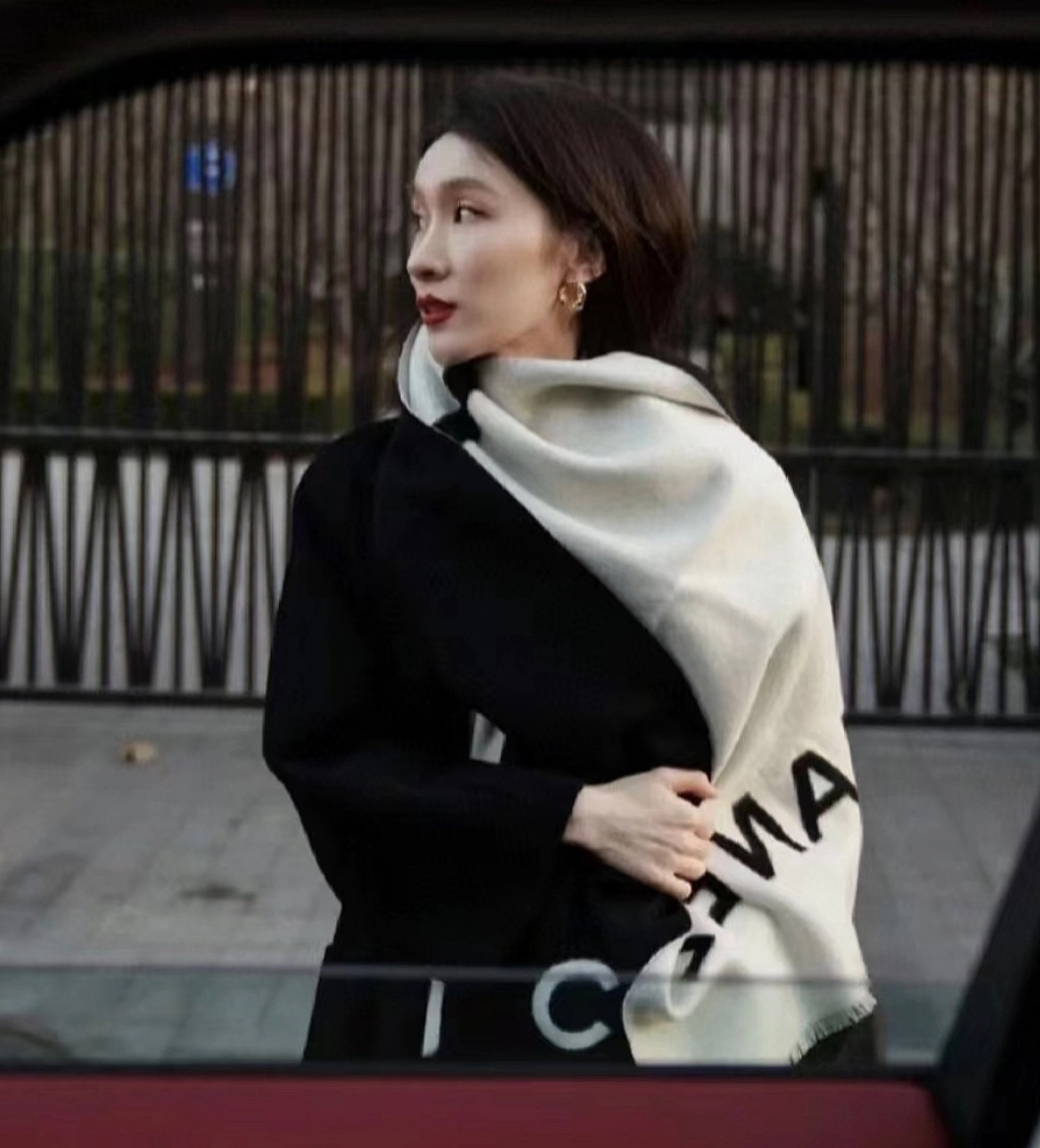 S# Chanel 香奈儿 双C羊绒流苏围巾 高端零售专供 原版开发 品质保证 100％放心出街 面积大可作披风佩戴 香奈儿黑白围巾 材质：90%羊毛10%羊绒 AB可以双面佩戴 搭配无敌手面料是抗风的羊绒混纺 又暖又高级加分 围巾多多益善 戴一个冬天都超值到没朋友 柔软中带着光滑手感质地非常轻薄 和平时的围巾不一样 双面异色提花 两面完全相反的颜色及图案 设计真的非常走心，超大品牌LOGO与双C拼色点缀整条围巾 高级美美丽奴初剪羊毛，作为羊毛界的天花板，半点不扎，温柔有质感 百搭不挑人！注意 ⚠清洗建议：由于羊毛的材质特性，尽量干洗，尽量干洗，暴力机洗会出现缩水情况 ！如果觉得干洗，一次太贵，有耐心的朋友也可以手洗，一定要冷水，且不能手搓！清洗后第一时间压干（不会滴水的程度）不能拧干！不能拧干！-选品中心