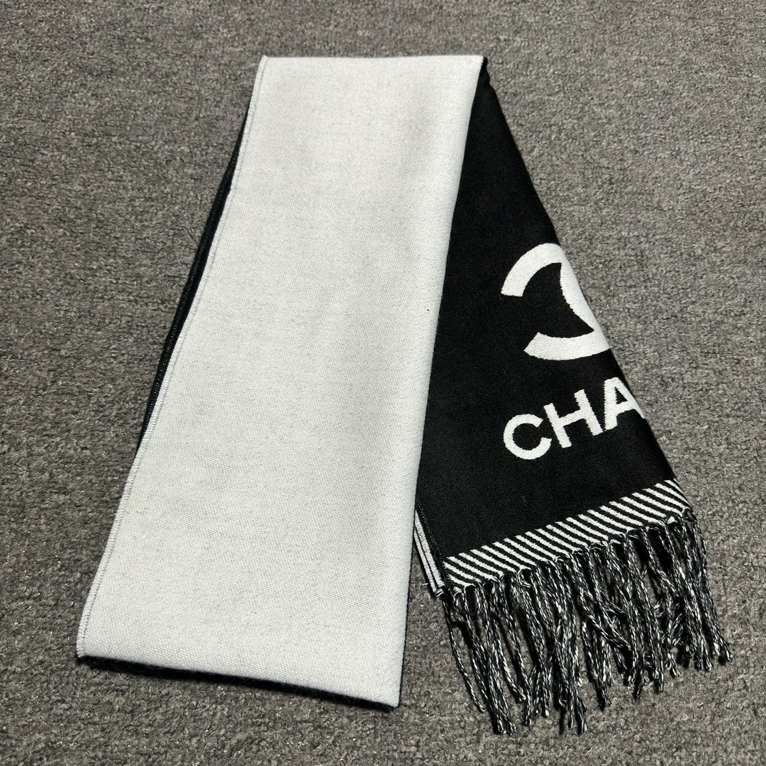图片[7]-S# Chanel 香奈儿 双C羊绒流苏围巾 高端零售专供 原版开发 品质保证 100％放心出街 面积大可作披风佩戴 香奈儿黑白围巾 材质：90%羊毛10%羊绒 AB可以双面佩戴 搭配无敌手面料是抗风的羊绒混纺 又暖又高级加分 围巾多多益善 戴一个冬天都超值到没朋友 柔软中带着光滑手感质地非常轻薄 和平时的围巾不一样 双面异色提花 两面完全相反的颜色及图案 设计真的非常走心，超大品牌LOGO与双C拼色点缀整条围巾 高级美美丽奴初剪羊毛，作为羊毛界的天花板，半点不扎，温柔有质感 百搭不挑人！注意 ⚠清洗建议：由于羊毛的材质特性，尽量干洗，尽量干洗，暴力机洗会出现缩水情况 ！如果觉得干洗，一次太贵，有耐心的朋友也可以手洗，一定要冷水，且不能手搓！清洗后第一时间压干（不会滴水的程度）不能拧干！不能拧干！-选品中心