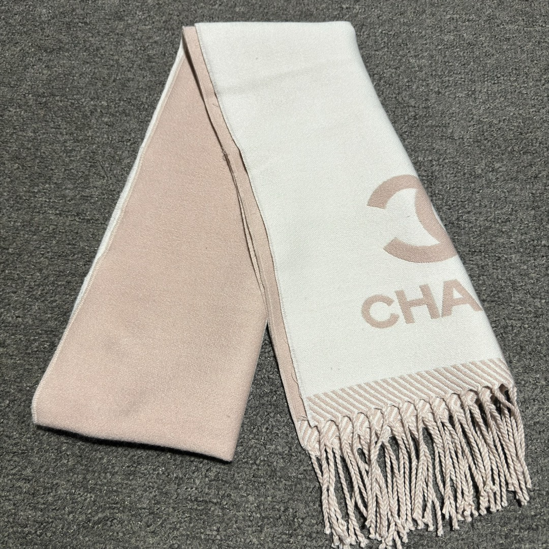 图片[9]-S# Chanel 香奈儿 双C羊绒流苏围巾 高端零售专供 原版开发 品质保证 100％放心出街 面积大可作披风佩戴 香奈儿黑白围巾 材质：90%羊毛10%羊绒 AB可以双面佩戴 搭配无敌手面料是抗风的羊绒混纺 又暖又高级加分 围巾多多益善 戴一个冬天都超值到没朋友 柔软中带着光滑手感质地非常轻薄 和平时的围巾不一样 双面异色提花 两面完全相反的颜色及图案 设计真的非常走心，超大品牌LOGO与双C拼色点缀整条围巾 高级美美丽奴初剪羊毛，作为羊毛界的天花板，半点不扎，温柔有质感 百搭不挑人！注意 ⚠清洗建议：由于羊毛的材质特性，尽量干洗，尽量干洗，暴力机洗会出现缩水情况 ！如果觉得干洗，一次太贵，有耐心的朋友也可以手洗，一定要冷水，且不能手搓！清洗后第一时间压干（不会滴水的程度）不能拧干！不能拧干！-选品中心