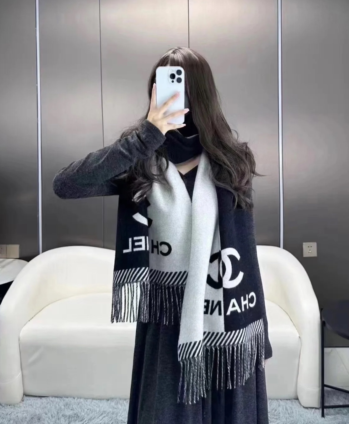 图片[3]-S# Chanel 香奈儿 双C羊绒流苏围巾 高端零售专供 原版开发 品质保证 100％放心出街 面积大可作披风佩戴 香奈儿黑白围巾 材质：90%羊毛10%羊绒 AB可以双面佩戴 搭配无敌手面料是抗风的羊绒混纺 又暖又高级加分 围巾多多益善 戴一个冬天都超值到没朋友 柔软中带着光滑手感质地非常轻薄 和平时的围巾不一样 双面异色提花 两面完全相反的颜色及图案 设计真的非常走心，超大品牌LOGO与双C拼色点缀整条围巾 高级美美丽奴初剪羊毛，作为羊毛界的天花板，半点不扎，温柔有质感 百搭不挑人！注意 ⚠清洗建议：由于羊毛的材质特性，尽量干洗，尽量干洗，暴力机洗会出现缩水情况 ！如果觉得干洗，一次太贵，有耐心的朋友也可以手洗，一定要冷水，且不能手搓！清洗后第一时间压干（不会滴水的程度）不能拧干！不能拧干！-选品中心