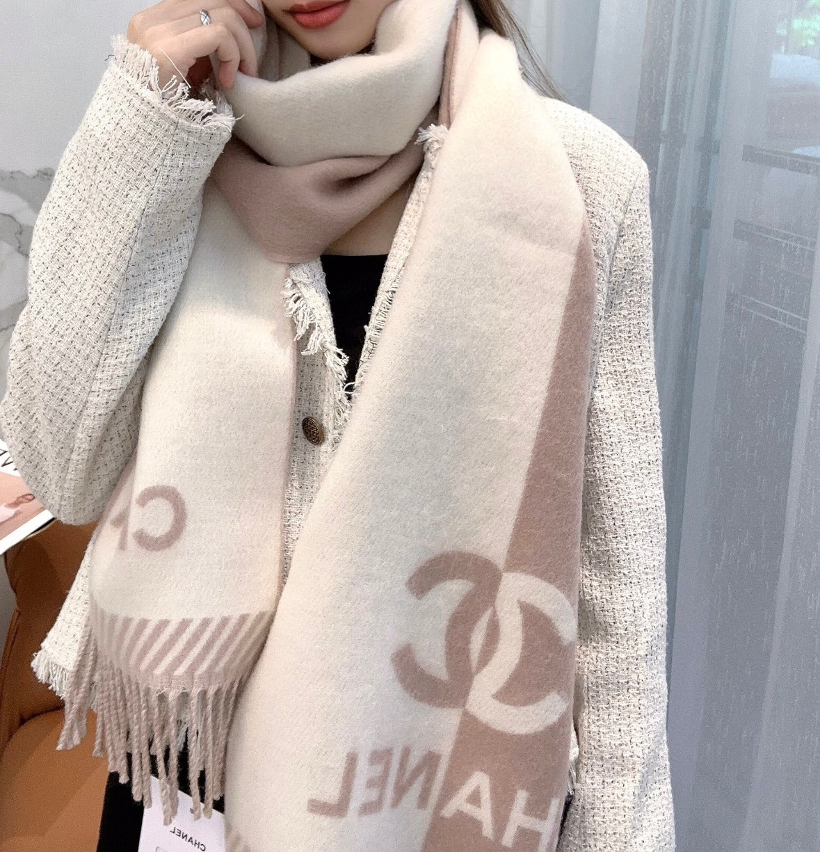 图片[2]-S# Chanel 香奈儿 双C羊绒流苏围巾 高端零售专供 原版开发 品质保证 100％放心出街 面积大可作披风佩戴 香奈儿黑白围巾 材质：90%羊毛10%羊绒 AB可以双面佩戴 搭配无敌手面料是抗风的羊绒混纺 又暖又高级加分 围巾多多益善 戴一个冬天都超值到没朋友 柔软中带着光滑手感质地非常轻薄 和平时的围巾不一样 双面异色提花 两面完全相反的颜色及图案 设计真的非常走心，超大品牌LOGO与双C拼色点缀整条围巾 高级美美丽奴初剪羊毛，作为羊毛界的天花板，半点不扎，温柔有质感 百搭不挑人！注意 ⚠清洗建议：由于羊毛的材质特性，尽量干洗，尽量干洗，暴力机洗会出现缩水情况 ！如果觉得干洗，一次太贵，有耐心的朋友也可以手洗，一定要冷水，且不能手搓！清洗后第一时间压干（不会滴水的程度）不能拧干！不能拧干！-选品中心