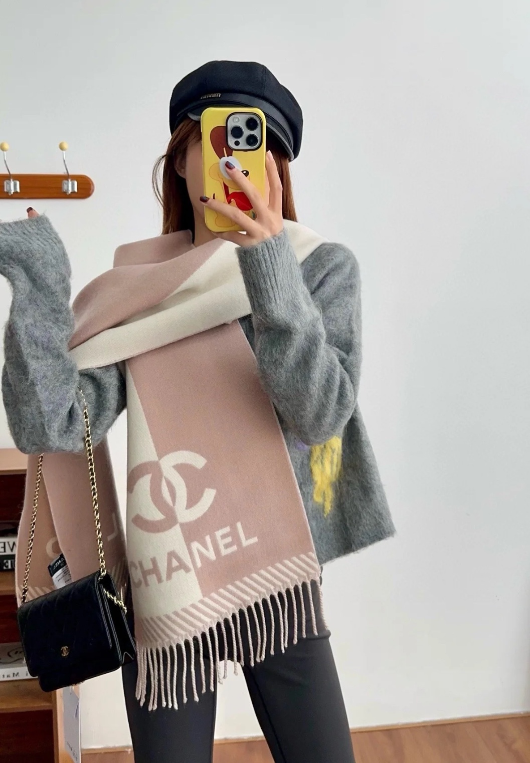 图片[4]-S# Chanel 香奈儿 双C羊绒流苏围巾 高端零售专供 原版开发 品质保证 100％放心出街 面积大可作披风佩戴 香奈儿黑白围巾 材质：90%羊毛10%羊绒 AB可以双面佩戴 搭配无敌手面料是抗风的羊绒混纺 又暖又高级加分 围巾多多益善 戴一个冬天都超值到没朋友 柔软中带着光滑手感质地非常轻薄 和平时的围巾不一样 双面异色提花 两面完全相反的颜色及图案 设计真的非常走心，超大品牌LOGO与双C拼色点缀整条围巾 高级美美丽奴初剪羊毛，作为羊毛界的天花板，半点不扎，温柔有质感 百搭不挑人！注意 ⚠清洗建议：由于羊毛的材质特性，尽量干洗，尽量干洗，暴力机洗会出现缩水情况 ！如果觉得干洗，一次太贵，有耐心的朋友也可以手洗，一定要冷水，且不能手搓！清洗后第一时间压干（不会滴水的程度）不能拧干！不能拧干！-选品中心