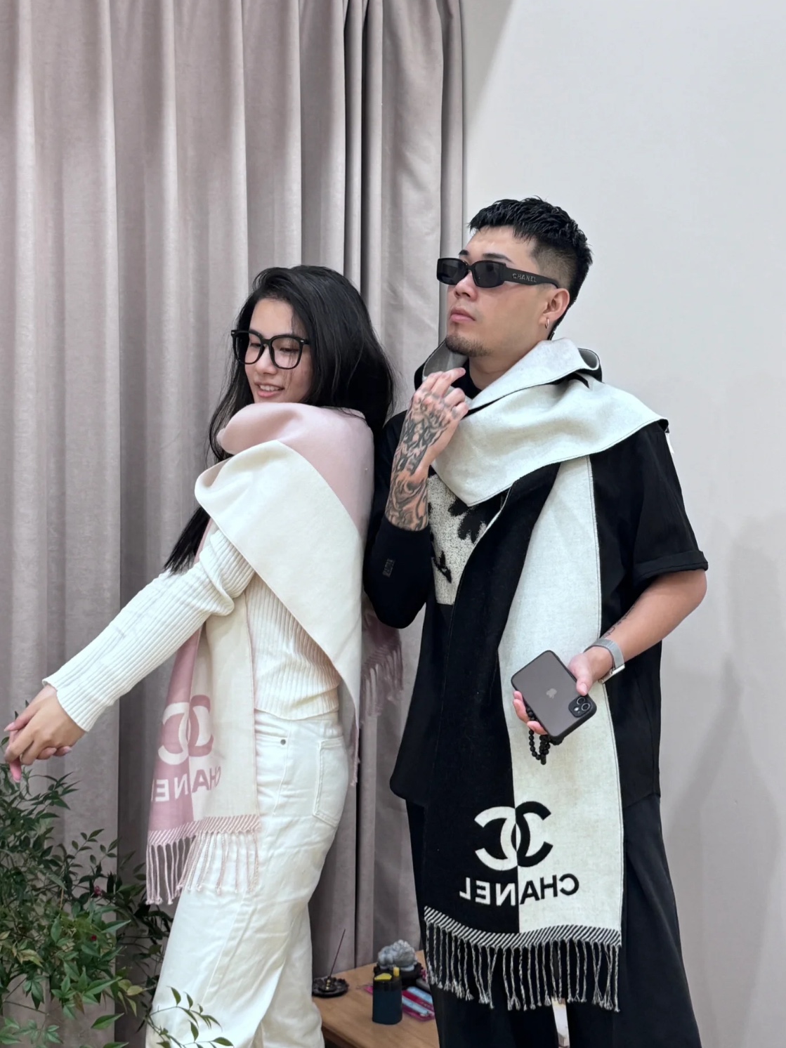 图片[5]-S# Chanel 香奈儿 双C羊绒流苏围巾 高端零售专供 原版开发 品质保证 100％放心出街 面积大可作披风佩戴 香奈儿黑白围巾 材质：90%羊毛10%羊绒 AB可以双面佩戴 搭配无敌手面料是抗风的羊绒混纺 又暖又高级加分 围巾多多益善 戴一个冬天都超值到没朋友 柔软中带着光滑手感质地非常轻薄 和平时的围巾不一样 双面异色提花 两面完全相反的颜色及图案 设计真的非常走心，超大品牌LOGO与双C拼色点缀整条围巾 高级美美丽奴初剪羊毛，作为羊毛界的天花板，半点不扎，温柔有质感 百搭不挑人！注意 ⚠清洗建议：由于羊毛的材质特性，尽量干洗，尽量干洗，暴力机洗会出现缩水情况 ！如果觉得干洗，一次太贵，有耐心的朋友也可以手洗，一定要冷水，且不能手搓！清洗后第一时间压干（不会滴水的程度）不能拧干！不能拧干！-选品中心