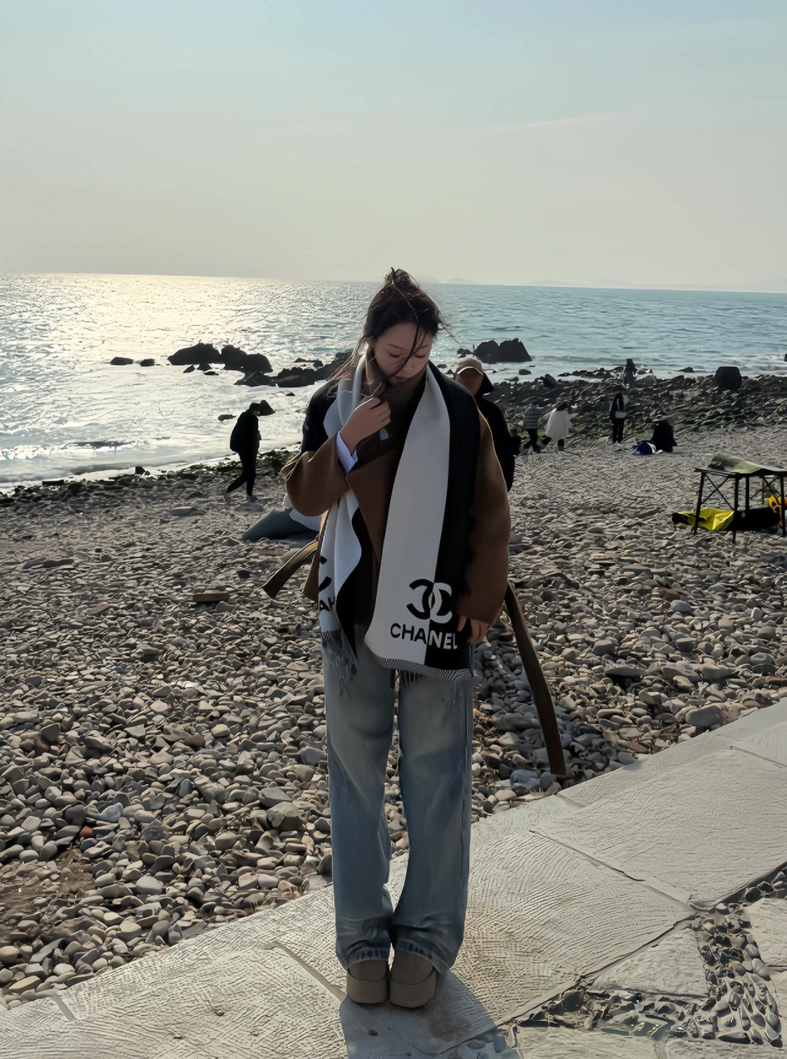 图片[8]-S# Chanel 香奈儿 双C羊绒流苏围巾 高端零售专供 原版开发 品质保证 100％放心出街 面积大可作披风佩戴 香奈儿黑白围巾 材质：90%羊毛10%羊绒 AB可以双面佩戴 搭配无敌手面料是抗风的羊绒混纺 又暖又高级加分 围巾多多益善 戴一个冬天都超值到没朋友 柔软中带着光滑手感质地非常轻薄 和平时的围巾不一样 双面异色提花 两面完全相反的颜色及图案 设计真的非常走心，超大品牌LOGO与双C拼色点缀整条围巾 高级美美丽奴初剪羊毛，作为羊毛界的天花板，半点不扎，温柔有质感 百搭不挑人！注意 ⚠清洗建议：由于羊毛的材质特性，尽量干洗，尽量干洗，暴力机洗会出现缩水情况 ！如果觉得干洗，一次太贵，有耐心的朋友也可以手洗，一定要冷水，且不能手搓！清洗后第一时间压干（不会滴水的程度）不能拧干！不能拧干！-选品中心