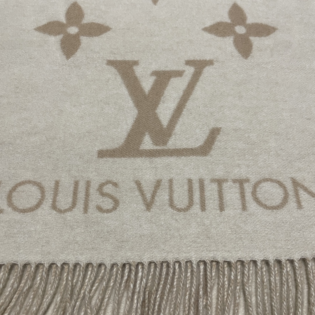 图片[5]-S# 1V 驴家 Reykjavik 双面羊绒流苏围巾 高端零售专供 原版开发 品质保证 100％放心出街 规格：170cm x 45cm 全套包装 黑灰两面可交替佩戴 ，面积大可作披风佩戴 采用100%羊绒，一体纺织工艺，羊绒与羊毛虽然都很保暖，但羊毛在舒适度上不如羊绒，羊绒更加细腻柔软！LOGO以黑灰交替纺纱呈现，羊绒的质感直接爆表 男女同款 注意 ⚠清洗建议：由于羊毛的材质特性，尽量干洗，尽量干洗，暴力机洗会出现缩水情况 ！如果觉得干洗，一次太贵，有耐心的朋友也可以手洗，一定要冷水，且不能手搓！清洗后第一时间压干（不会滴水的程度）不能拧干！不能拧干！-选品中心