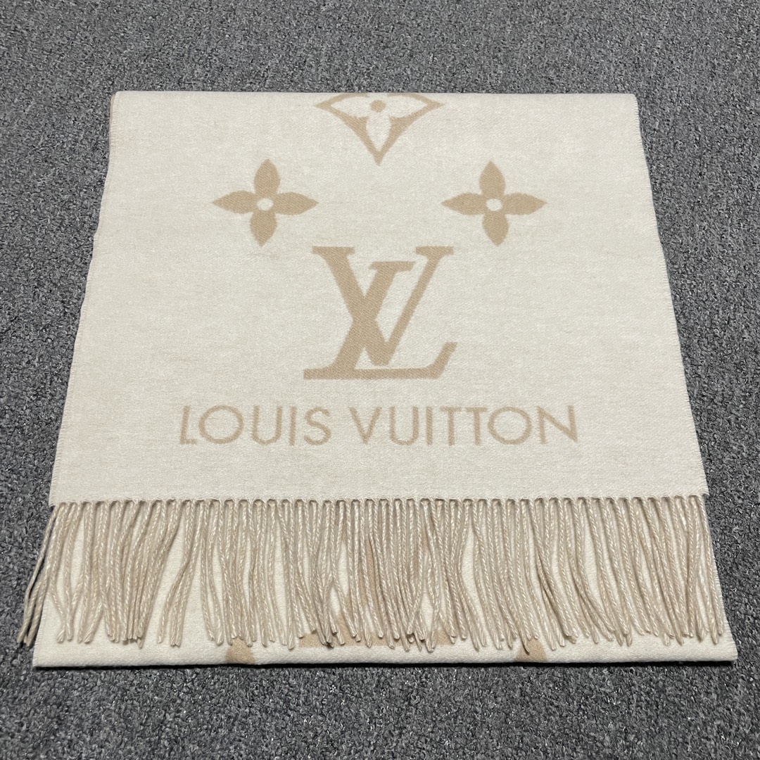 S# 1V 驴家 Reykjavik 双面羊绒流苏围巾 高端零售专供 原版开发 品质保证 100％放心出街 规格：170cm x 45cm 全套包装 黑灰两面可交替佩戴 ，面积大可作披风佩戴 采用100%羊绒，一体纺织工艺，羊绒与羊毛虽然都很保暖，但羊毛在舒适度上不如羊绒，羊绒更加细腻柔软！LOGO以黑灰交替纺纱呈现，羊绒的质感直接爆表 男女同款 注意 ⚠清洗建议：由于羊毛的材质特性，尽量干洗，尽量干洗，暴力机洗会出现缩水情况 ！如果觉得干洗，一次太贵，有耐心的朋友也可以手洗，一定要冷水，且不能手搓！清洗后第一时间压干（不会滴水的程度）不能拧干！不能拧干！-选品中心