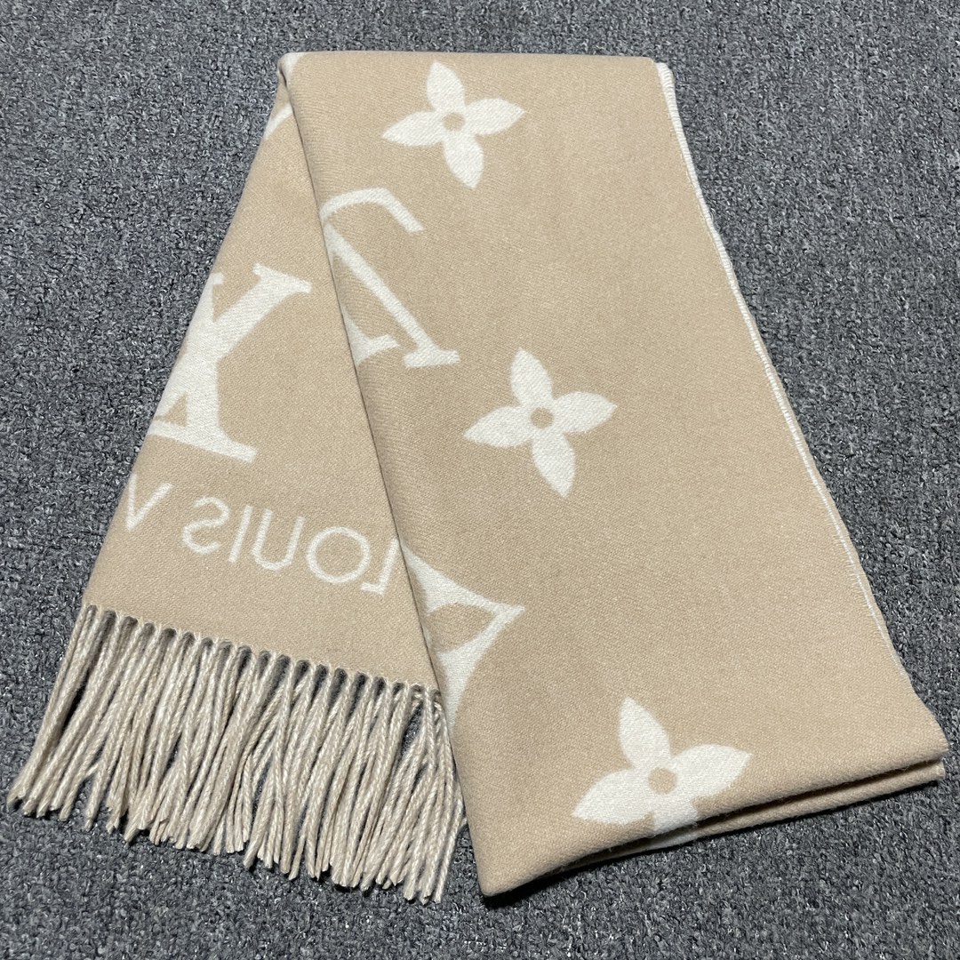 图片[4]-S# 1V 驴家 Reykjavik 双面羊绒流苏围巾 高端零售专供 原版开发 品质保证 100％放心出街 规格：170cm x 45cm 全套包装 黑灰两面可交替佩戴 ，面积大可作披风佩戴 采用100%羊绒，一体纺织工艺，羊绒与羊毛虽然都很保暖，但羊毛在舒适度上不如羊绒，羊绒更加细腻柔软！LOGO以黑灰交替纺纱呈现，羊绒的质感直接爆表 男女同款 注意 ⚠清洗建议：由于羊毛的材质特性，尽量干洗，尽量干洗，暴力机洗会出现缩水情况 ！如果觉得干洗，一次太贵，有耐心的朋友也可以手洗，一定要冷水，且不能手搓！清洗后第一时间压干（不会滴水的程度）不能拧干！不能拧干！-选品中心