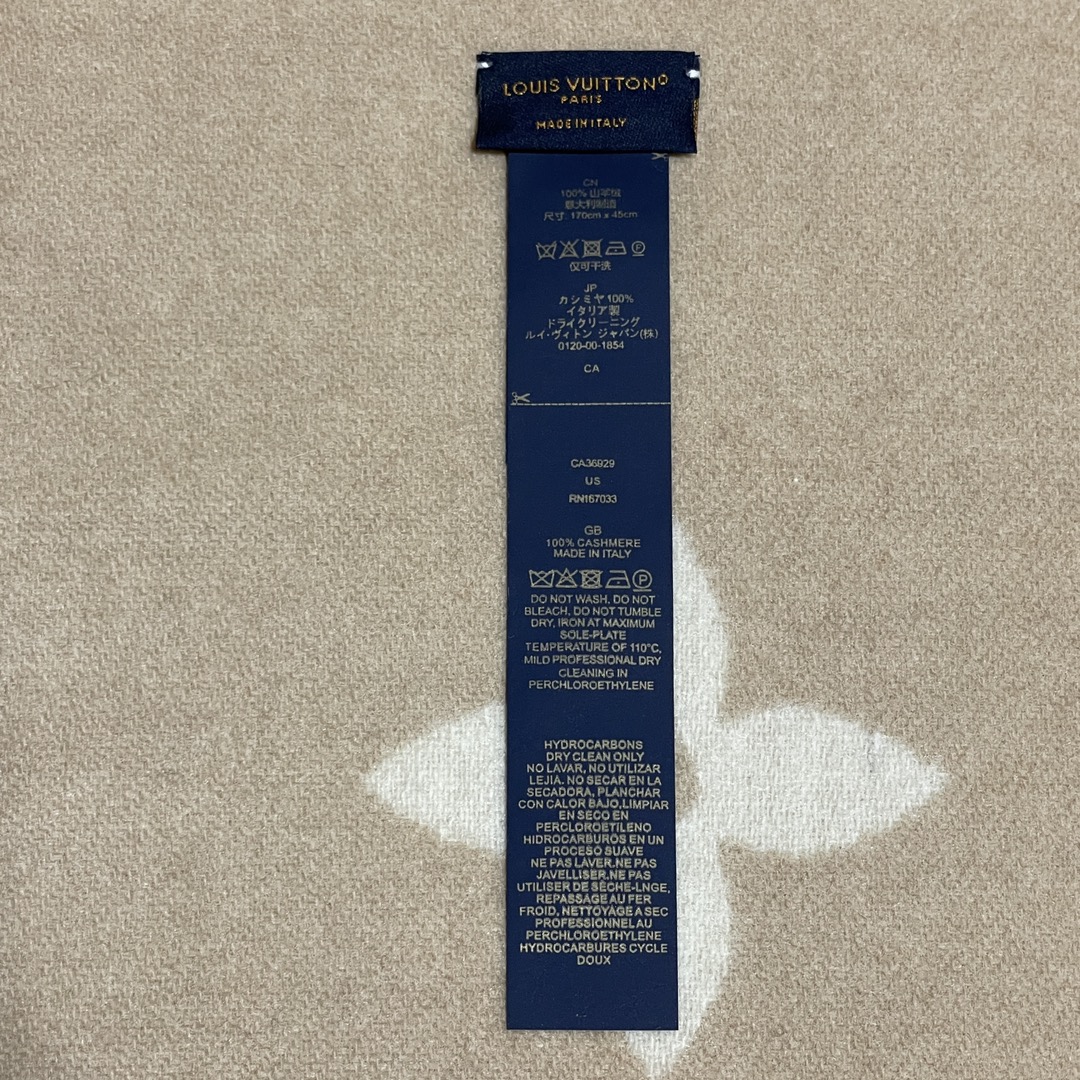 图片[8]-S# 1V 驴家 Reykjavik 双面羊绒流苏围巾 高端零售专供 原版开发 品质保证 100％放心出街 规格：170cm x 45cm 全套包装 黑灰两面可交替佩戴 ，面积大可作披风佩戴 采用100%羊绒，一体纺织工艺，羊绒与羊毛虽然都很保暖，但羊毛在舒适度上不如羊绒，羊绒更加细腻柔软！LOGO以黑灰交替纺纱呈现，羊绒的质感直接爆表 男女同款 注意 ⚠清洗建议：由于羊毛的材质特性，尽量干洗，尽量干洗，暴力机洗会出现缩水情况 ！如果觉得干洗，一次太贵，有耐心的朋友也可以手洗，一定要冷水，且不能手搓！清洗后第一时间压干（不会滴水的程度）不能拧干！不能拧干！-选品中心