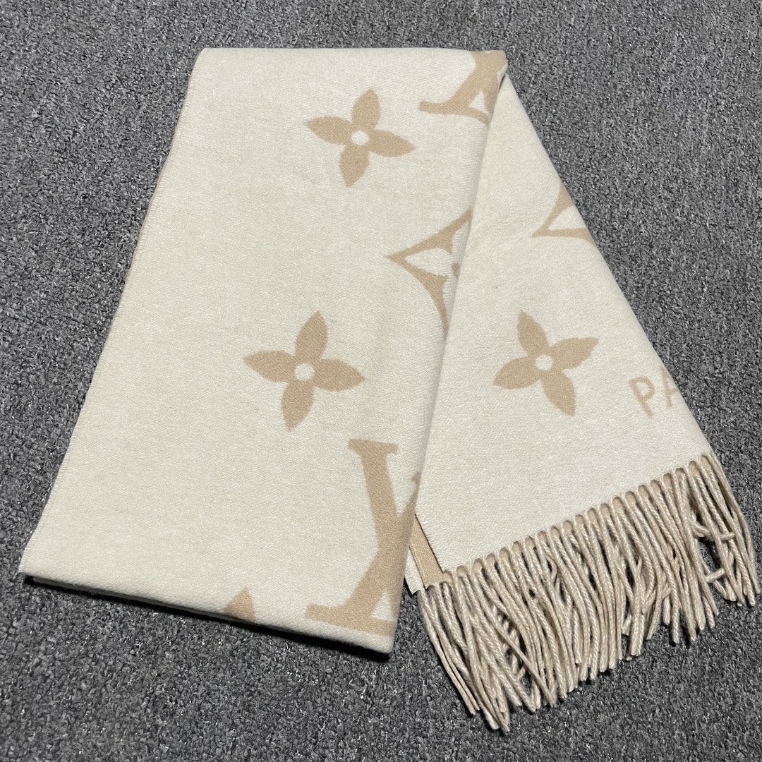 图片[6]-S# 1V 驴家 Reykjavik 双面羊绒流苏围巾 高端零售专供 原版开发 品质保证 100％放心出街 规格：170cm x 45cm 全套包装 黑灰两面可交替佩戴 ，面积大可作披风佩戴 采用100%羊绒，一体纺织工艺，羊绒与羊毛虽然都很保暖，但羊毛在舒适度上不如羊绒，羊绒更加细腻柔软！LOGO以黑灰交替纺纱呈现，羊绒的质感直接爆表 男女同款 注意 ⚠清洗建议：由于羊毛的材质特性，尽量干洗，尽量干洗，暴力机洗会出现缩水情况 ！如果觉得干洗，一次太贵，有耐心的朋友也可以手洗，一定要冷水，且不能手搓！清洗后第一时间压干（不会滴水的程度）不能拧干！不能拧干！-选品中心