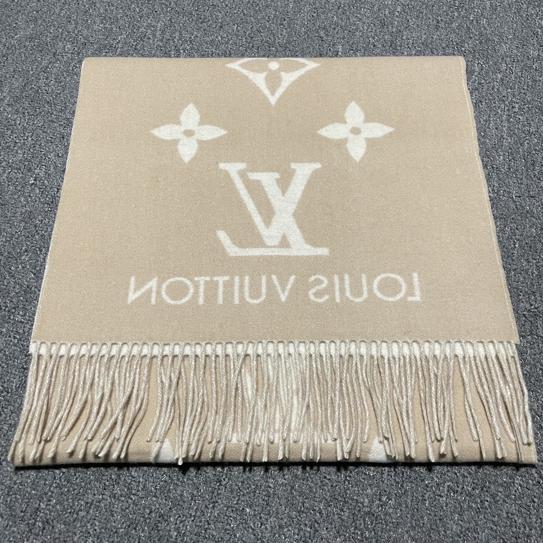 图片[3]-S# 1V 驴家 Reykjavik 双面羊绒流苏围巾 高端零售专供 原版开发 品质保证 100％放心出街 规格：170cm x 45cm 全套包装 黑灰两面可交替佩戴 ，面积大可作披风佩戴 采用100%羊绒，一体纺织工艺，羊绒与羊毛虽然都很保暖，但羊毛在舒适度上不如羊绒，羊绒更加细腻柔软！LOGO以黑灰交替纺纱呈现，羊绒的质感直接爆表 男女同款 注意 ⚠清洗建议：由于羊毛的材质特性，尽量干洗，尽量干洗，暴力机洗会出现缩水情况 ！如果觉得干洗，一次太贵，有耐心的朋友也可以手洗，一定要冷水，且不能手搓！清洗后第一时间压干（不会滴水的程度）不能拧干！不能拧干！-选品中心