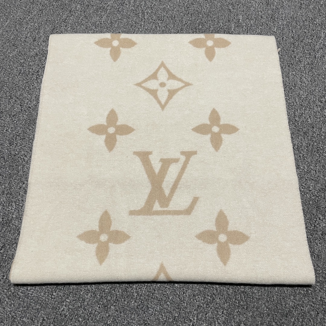 图片[2]-S# 1V 驴家 Reykjavik 双面羊绒流苏围巾 高端零售专供 原版开发 品质保证 100％放心出街 规格：170cm x 45cm 全套包装 黑灰两面可交替佩戴 ，面积大可作披风佩戴 采用100%羊绒，一体纺织工艺，羊绒与羊毛虽然都很保暖，但羊毛在舒适度上不如羊绒，羊绒更加细腻柔软！LOGO以黑灰交替纺纱呈现，羊绒的质感直接爆表 男女同款 注意 ⚠清洗建议：由于羊毛的材质特性，尽量干洗，尽量干洗，暴力机洗会出现缩水情况 ！如果觉得干洗，一次太贵，有耐心的朋友也可以手洗，一定要冷水，且不能手搓！清洗后第一时间压干（不会滴水的程度）不能拧干！不能拧干！-选品中心