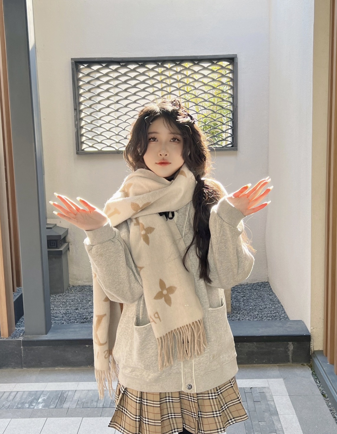 图片[7]-S# 1V 驴家 Reykjavik 双面羊绒流苏围巾 高端零售专供 原版开发 品质保证 100％放心出街 规格：170cm x 45cm 全套包装 黑灰两面可交替佩戴 ，面积大可作披风佩戴 采用100%羊绒，一体纺织工艺，羊绒与羊毛虽然都很保暖，但羊毛在舒适度上不如羊绒，羊绒更加细腻柔软！LOGO以黑灰交替纺纱呈现，羊绒的质感直接爆表 男女同款 注意 ⚠清洗建议：由于羊毛的材质特性，尽量干洗，尽量干洗，暴力机洗会出现缩水情况 ！如果觉得干洗，一次太贵，有耐心的朋友也可以手洗，一定要冷水，且不能手搓！清洗后第一时间压干（不会滴水的程度）不能拧干！不能拧干！-选品中心