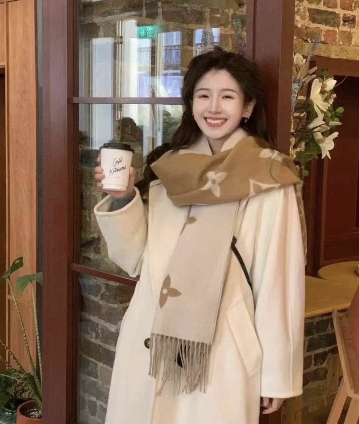 图片[8]-S# 1V 驴家 Reykjavik 双面羊绒流苏围巾 高端零售专供 原版开发 品质保证 100％放心出街 规格：170cm x 45cm 全套包装 黑灰两面可交替佩戴 ，面积大可作披风佩戴 采用100%羊绒，一体纺织工艺，羊绒与羊毛虽然都很保暖，但羊毛在舒适度上不如羊绒，羊绒更加细腻柔软！LOGO以黑灰交替纺纱呈现，羊绒的质感直接爆表 男女同款 注意 ⚠清洗建议：由于羊毛的材质特性，尽量干洗，尽量干洗，暴力机洗会出现缩水情况 ！如果觉得干洗，一次太贵，有耐心的朋友也可以手洗，一定要冷水，且不能手搓！清洗后第一时间压干（不会滴水的程度）不能拧干！不能拧干！-选品中心