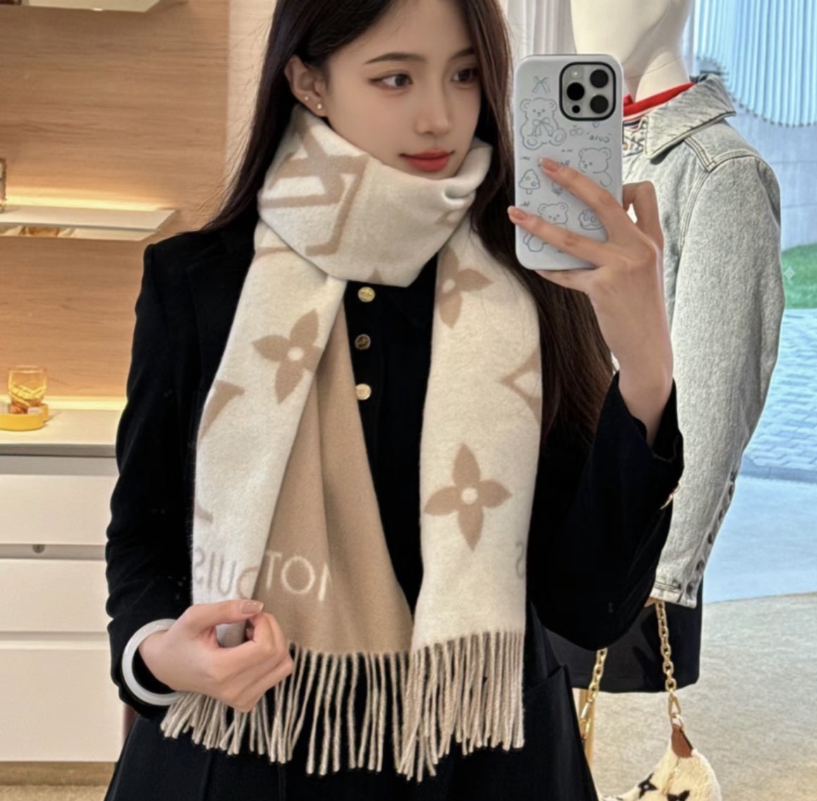 S# 1V 驴家 Reykjavik 双面羊绒流苏围巾 高端零售专供 原版开发 品质保证 100％放心出街 规格：170cm x 45cm 全套包装 黑灰两面可交替佩戴 ，面积大可作披风佩戴 采用100%羊绒，一体纺织工艺，羊绒与羊毛虽然都很保暖，但羊毛在舒适度上不如羊绒，羊绒更加细腻柔软！LOGO以黑灰交替纺纱呈现，羊绒的质感直接爆表 男女同款 注意 ⚠清洗建议：由于羊毛的材质特性，尽量干洗，尽量干洗，暴力机洗会出现缩水情况 ！如果觉得干洗，一次太贵，有耐心的朋友也可以手洗，一定要冷水，且不能手搓！清洗后第一时间压干（不会滴水的程度）不能拧干！不能拧干！-选品中心