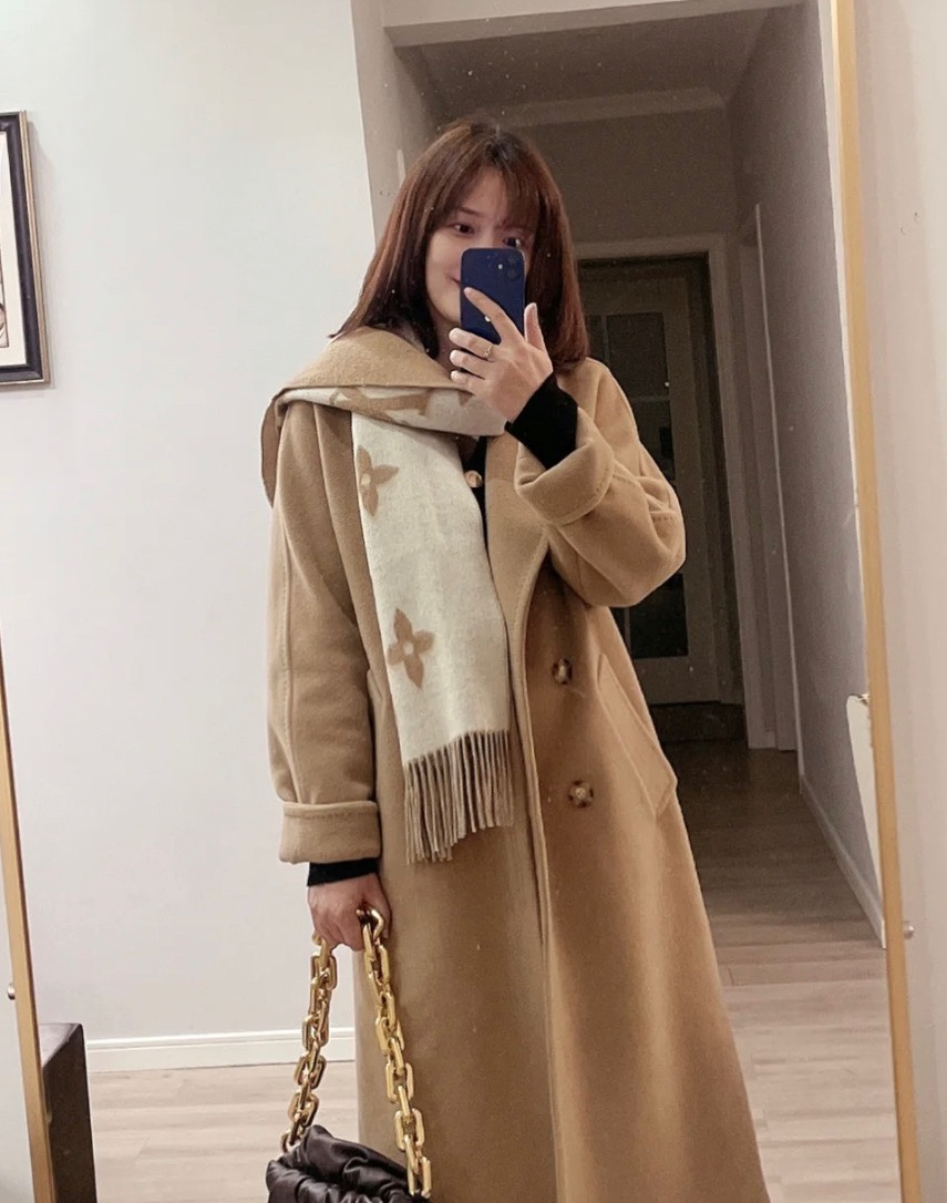 图片[3]-S# 1V 驴家 Reykjavik 双面羊绒流苏围巾 高端零售专供 原版开发 品质保证 100％放心出街 规格：170cm x 45cm 全套包装 黑灰两面可交替佩戴 ，面积大可作披风佩戴 采用100%羊绒，一体纺织工艺，羊绒与羊毛虽然都很保暖，但羊毛在舒适度上不如羊绒，羊绒更加细腻柔软！LOGO以黑灰交替纺纱呈现，羊绒的质感直接爆表 男女同款 注意 ⚠清洗建议：由于羊毛的材质特性，尽量干洗，尽量干洗，暴力机洗会出现缩水情况 ！如果觉得干洗，一次太贵，有耐心的朋友也可以手洗，一定要冷水，且不能手搓！清洗后第一时间压干（不会滴水的程度）不能拧干！不能拧干！-选品中心