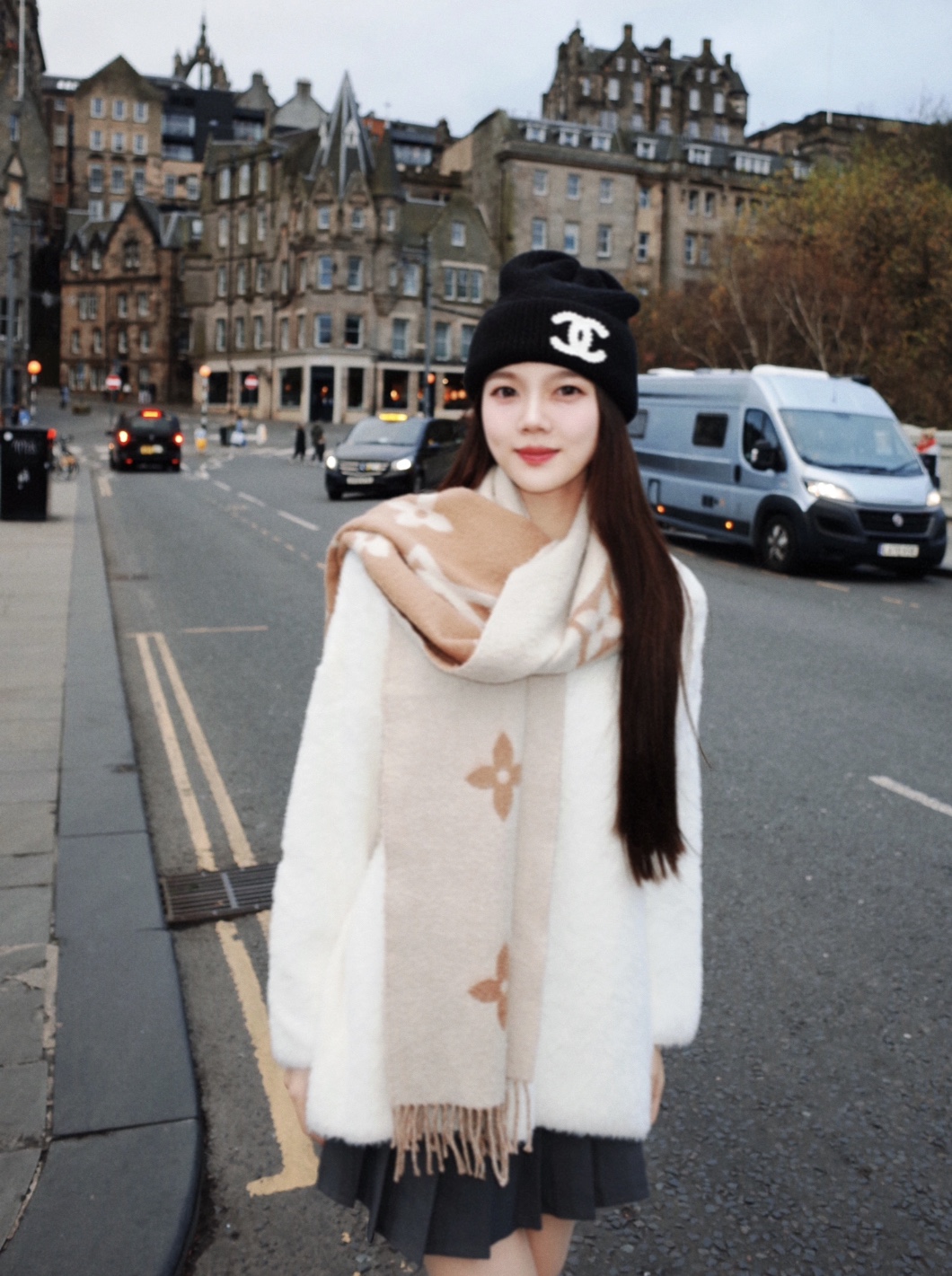 图片[2]-S# 1V 驴家 Reykjavik 双面羊绒流苏围巾 高端零售专供 原版开发 品质保证 100％放心出街 规格：170cm x 45cm 全套包装 黑灰两面可交替佩戴 ，面积大可作披风佩戴 采用100%羊绒，一体纺织工艺，羊绒与羊毛虽然都很保暖，但羊毛在舒适度上不如羊绒，羊绒更加细腻柔软！LOGO以黑灰交替纺纱呈现，羊绒的质感直接爆表 男女同款 注意 ⚠清洗建议：由于羊毛的材质特性，尽量干洗，尽量干洗，暴力机洗会出现缩水情况 ！如果觉得干洗，一次太贵，有耐心的朋友也可以手洗，一定要冷水，且不能手搓！清洗后第一时间压干（不会滴水的程度）不能拧干！不能拧干！-选品中心