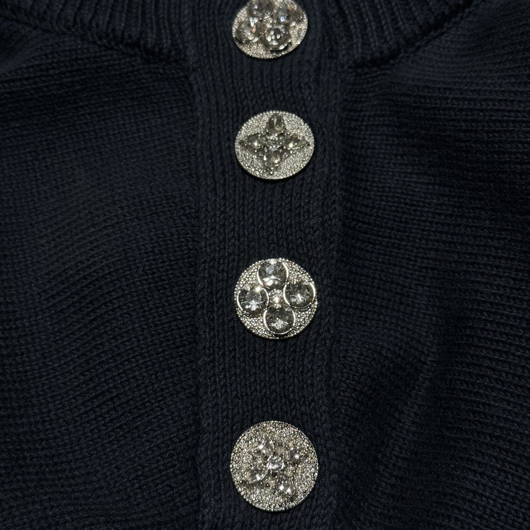 图片[6]-S# LV 海螺 四排扣 高捻毛毛衣 真正原版开发 高端零售专供 品质保证 100%放心出街 尺码：S M L XL-选品中心