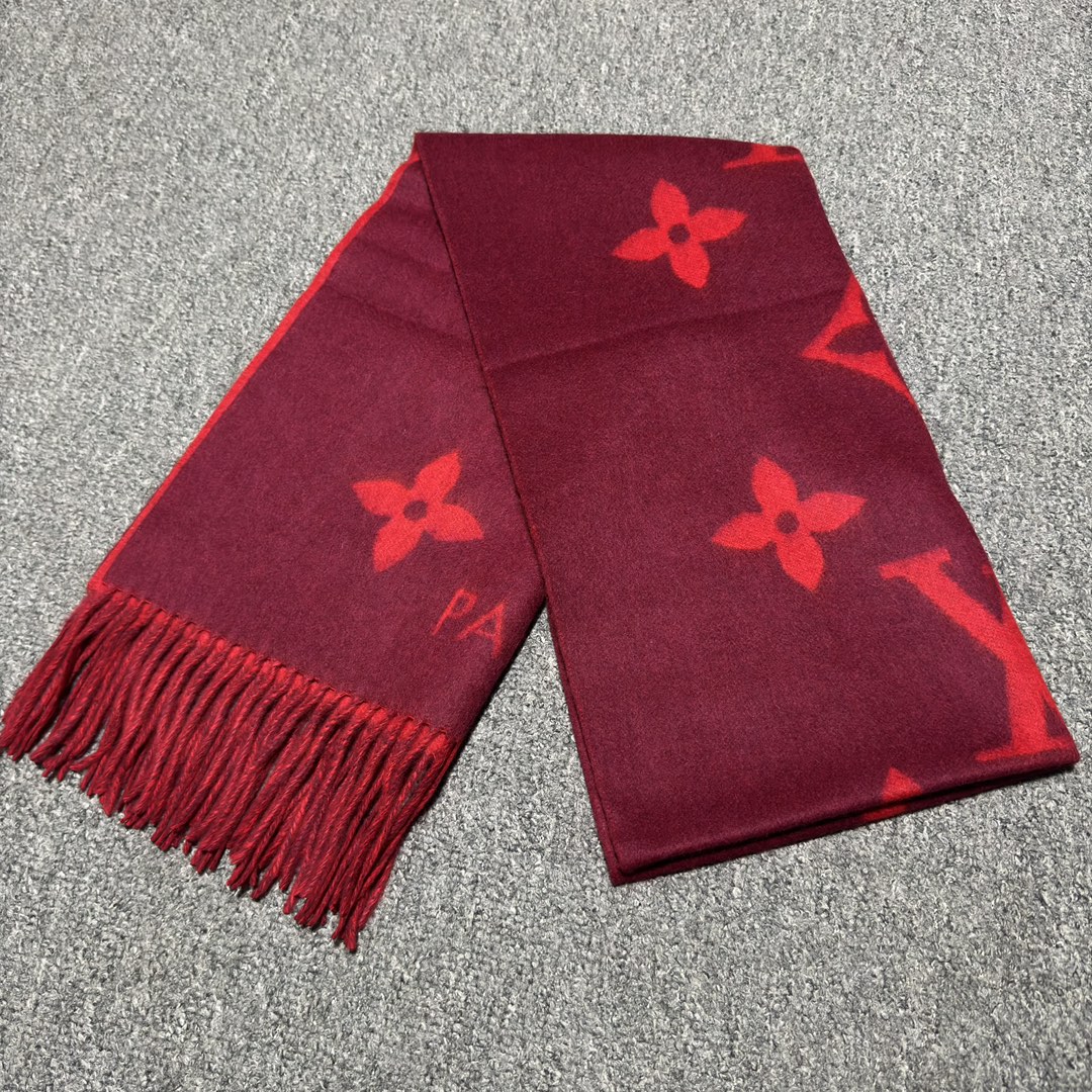 图片[4]-S# 1V 驴家 新年限定 Reykjavik 双面羊绒流苏围巾 高端零售专供 原版开发 品质保证 100％放心出街 全套包装 两面可交替佩戴 ，面积大可作披风佩戴 采用100%羊绒，一体纺织工艺，羊绒与羊毛虽然都很保暖，但羊毛在舒适度上不如羊绒，羊绒更加细腻柔软！羊绒的质感直接爆表 男女同款 注意 ⚠清洗建议：由于羊毛的材质特性，尽量干洗，尽量干洗，暴力机洗会出现缩水情况 ！如果觉得干洗，一次太贵，有耐心的朋友也可以手洗，一定要冷水，且不能手搓！清洗后第一时间压干（不会滴水的程度）不能拧干！不能拧干！-选品中心