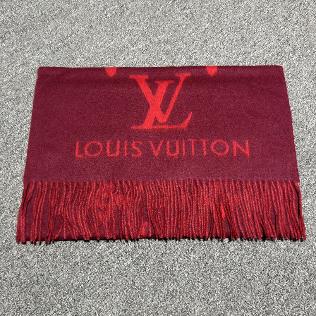 图片[5]-S# 1V 驴家 新年限定 Reykjavik 双面羊绒流苏围巾 高端零售专供 原版开发 品质保证 100％放心出街 全套包装 两面可交替佩戴 ，面积大可作披风佩戴 采用100%羊绒，一体纺织工艺，羊绒与羊毛虽然都很保暖，但羊毛在舒适度上不如羊绒，羊绒更加细腻柔软！羊绒的质感直接爆表 男女同款 注意 ⚠清洗建议：由于羊毛的材质特性，尽量干洗，尽量干洗，暴力机洗会出现缩水情况 ！如果觉得干洗，一次太贵，有耐心的朋友也可以手洗，一定要冷水，且不能手搓！清洗后第一时间压干（不会滴水的程度）不能拧干！不能拧干！-选品中心