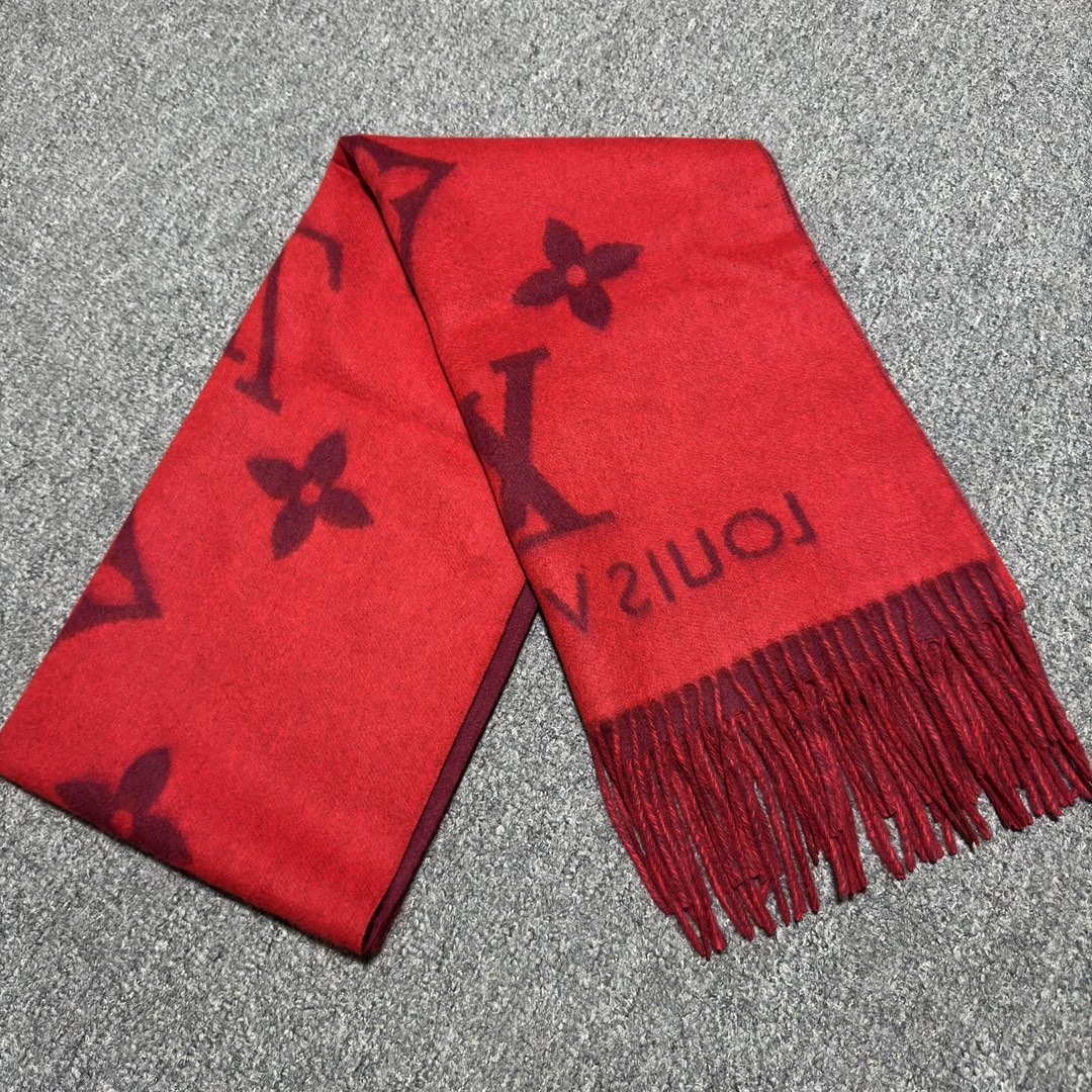 S# 1V 驴家 新年限定 Reykjavik 双面羊绒流苏围巾 高端零售专供 原版开发 品质保证 100％放心出街 全套包装 两面可交替佩戴 ，面积大可作披风佩戴 采用100%羊绒，一体纺织工艺，羊绒与羊毛虽然都很保暖，但羊毛在舒适度上不如羊绒，羊绒更加细腻柔软！羊绒的质感直接爆表 男女同款 注意 ⚠清洗建议：由于羊毛的材质特性，尽量干洗，尽量干洗，暴力机洗会出现缩水情况 ！如果觉得干洗，一次太贵，有耐心的朋友也可以手洗，一定要冷水，且不能手搓！清洗后第一时间压干（不会滴水的程度）不能拧干！不能拧干！-选品中心