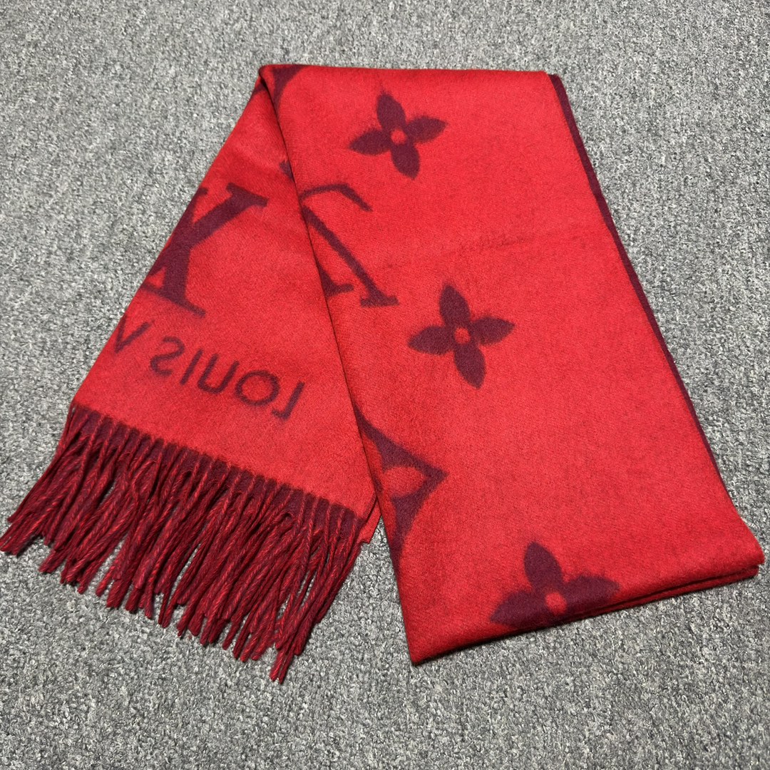 图片[3]-S# 1V 驴家 新年限定 Reykjavik 双面羊绒流苏围巾 高端零售专供 原版开发 品质保证 100％放心出街 全套包装 两面可交替佩戴 ，面积大可作披风佩戴 采用100%羊绒，一体纺织工艺，羊绒与羊毛虽然都很保暖，但羊毛在舒适度上不如羊绒，羊绒更加细腻柔软！羊绒的质感直接爆表 男女同款 注意 ⚠清洗建议：由于羊毛的材质特性，尽量干洗，尽量干洗，暴力机洗会出现缩水情况 ！如果觉得干洗，一次太贵，有耐心的朋友也可以手洗，一定要冷水，且不能手搓！清洗后第一时间压干（不会滴水的程度）不能拧干！不能拧干！-选品中心