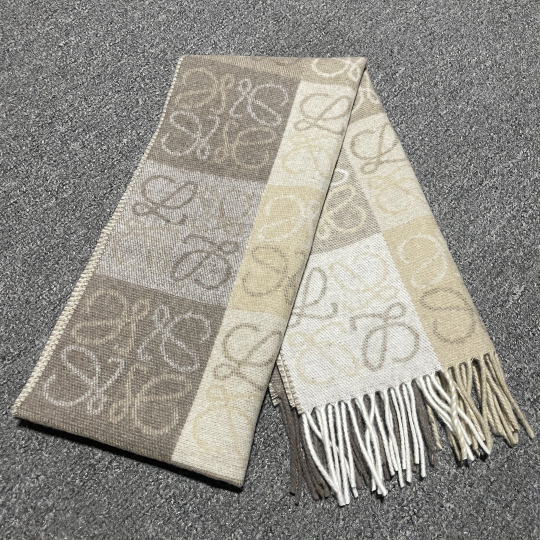 S# Loewe 罗意威 Anagram 羊毛提花围巾 高端零售专供 原版开发 品质保证 100%放心出街 原版定织定染60%羊绒加40%羊毛纱线，混纺纱线颜色无差异 包括针织工艺同步一致 区别市面涤纶丝棉品质 整体围巾采用三色定织羊毛纱线 看似繁杂颜色纱线拼接 实则是两重面重叠纺纱 辅料系列也可吊打市面所有牛马版本 市面上有多少看图做货和那些不把辅料当回事的 单是一个rb订制织唛领标就足以区分高低 ⚠清洗建议：由于羊毛的材质特性，尽量干洗，尽量干洗，暴力机洗会出现缩水情况 ！如果觉得干洗，一次太贵，有耐心的朋友也可以手洗，一定要冷水，且不能手搓！清洗后第一时间压干（不会滴水的程度）不能拧干！不能拧干！-选品中心