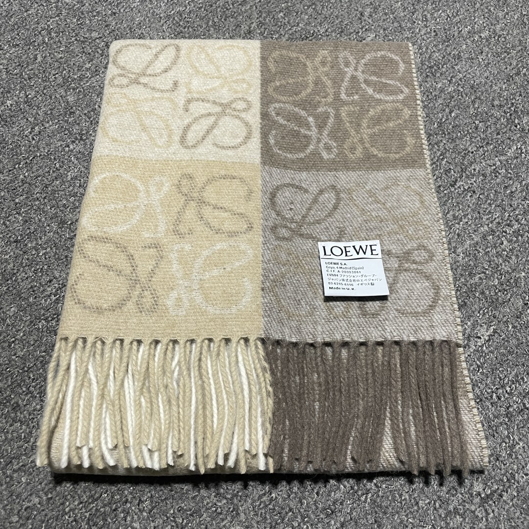 图片[4]-S# Loewe 罗意威 Anagram 羊毛提花围巾 高端零售专供 原版开发 品质保证 100%放心出街 原版定织定染60%羊绒加40%羊毛纱线，混纺纱线颜色无差异 包括针织工艺同步一致 区别市面涤纶丝棉品质 整体围巾采用三色定织羊毛纱线 看似繁杂颜色纱线拼接 实则是两重面重叠纺纱 辅料系列也可吊打市面所有牛马版本 市面上有多少看图做货和那些不把辅料当回事的 单是一个rb订制织唛领标就足以区分高低 ⚠清洗建议：由于羊毛的材质特性，尽量干洗，尽量干洗，暴力机洗会出现缩水情况 ！如果觉得干洗，一次太贵，有耐心的朋友也可以手洗，一定要冷水，且不能手搓！清洗后第一时间压干（不会滴水的程度）不能拧干！不能拧干！-选品中心