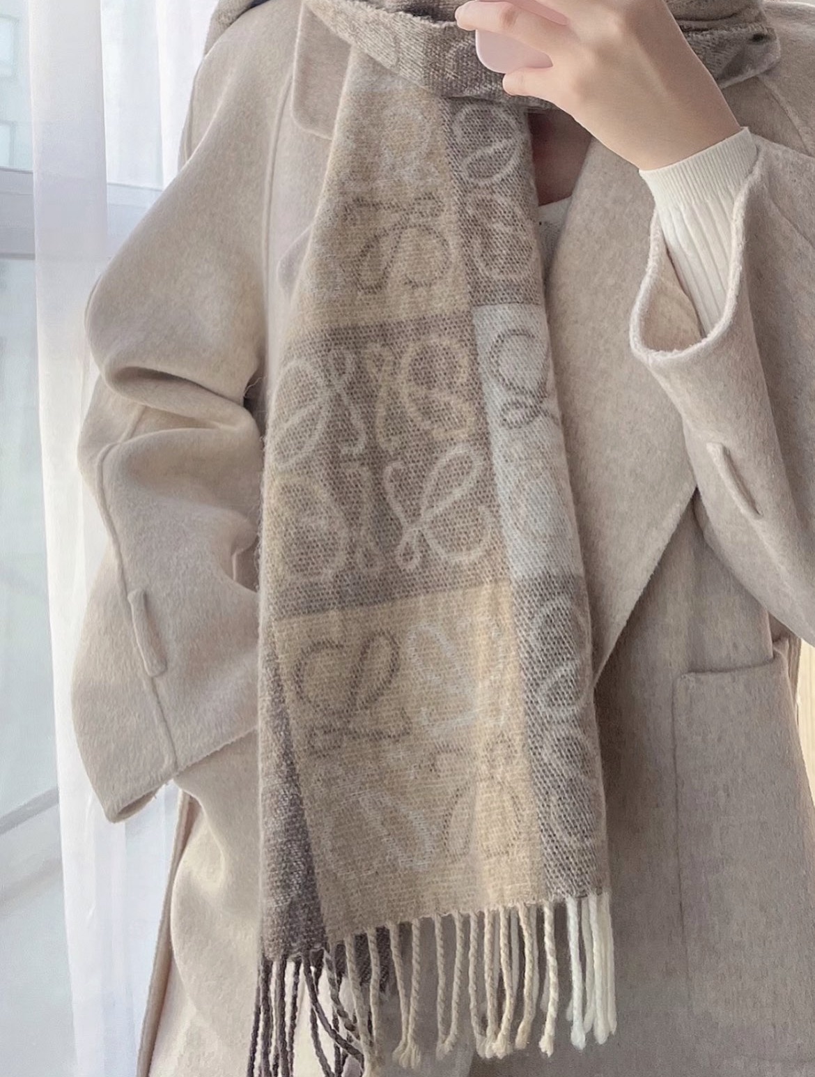 图片[7]-S# Loewe 罗意威 Anagram 羊毛提花围巾 高端零售专供 原版开发 品质保证 100%放心出街 原版定织定染60%羊绒加40%羊毛纱线，混纺纱线颜色无差异 包括针织工艺同步一致 区别市面涤纶丝棉品质 整体围巾采用三色定织羊毛纱线 看似繁杂颜色纱线拼接 实则是两重面重叠纺纱 辅料系列也可吊打市面所有牛马版本 市面上有多少看图做货和那些不把辅料当回事的 单是一个rb订制织唛领标就足以区分高低 ⚠清洗建议：由于羊毛的材质特性，尽量干洗，尽量干洗，暴力机洗会出现缩水情况 ！如果觉得干洗，一次太贵，有耐心的朋友也可以手洗，一定要冷水，且不能手搓！清洗后第一时间压干（不会滴水的程度）不能拧干！不能拧干！-选品中心