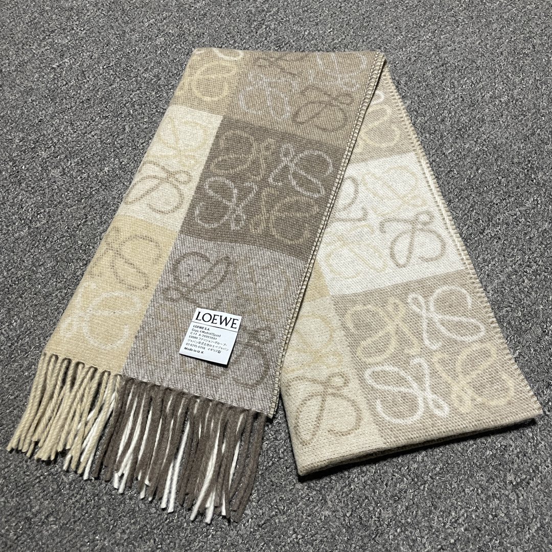 图片[3]-S# Loewe 罗意威 Anagram 羊毛提花围巾 高端零售专供 原版开发 品质保证 100%放心出街 原版定织定染60%羊绒加40%羊毛纱线，混纺纱线颜色无差异 包括针织工艺同步一致 区别市面涤纶丝棉品质 整体围巾采用三色定织羊毛纱线 看似繁杂颜色纱线拼接 实则是两重面重叠纺纱 辅料系列也可吊打市面所有牛马版本 市面上有多少看图做货和那些不把辅料当回事的 单是一个rb订制织唛领标就足以区分高低 ⚠清洗建议：由于羊毛的材质特性，尽量干洗，尽量干洗，暴力机洗会出现缩水情况 ！如果觉得干洗，一次太贵，有耐心的朋友也可以手洗，一定要冷水，且不能手搓！清洗后第一时间压干（不会滴水的程度）不能拧干！不能拧干！-选品中心