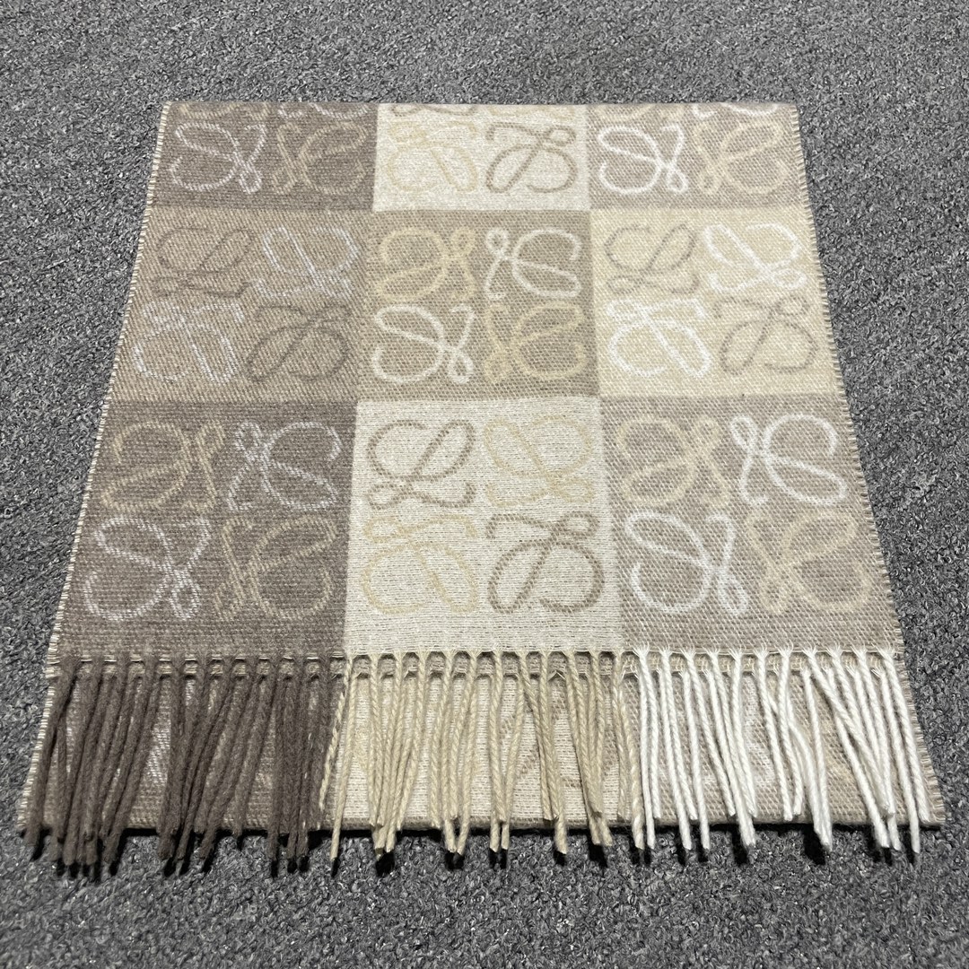 图片[2]-S# Loewe 罗意威 Anagram 羊毛提花围巾 高端零售专供 原版开发 品质保证 100%放心出街 原版定织定染60%羊绒加40%羊毛纱线，混纺纱线颜色无差异 包括针织工艺同步一致 区别市面涤纶丝棉品质 整体围巾采用三色定织羊毛纱线 看似繁杂颜色纱线拼接 实则是两重面重叠纺纱 辅料系列也可吊打市面所有牛马版本 市面上有多少看图做货和那些不把辅料当回事的 单是一个rb订制织唛领标就足以区分高低 ⚠清洗建议：由于羊毛的材质特性，尽量干洗，尽量干洗，暴力机洗会出现缩水情况 ！如果觉得干洗，一次太贵，有耐心的朋友也可以手洗，一定要冷水，且不能手搓！清洗后第一时间压干（不会滴水的程度）不能拧干！不能拧干！-选品中心