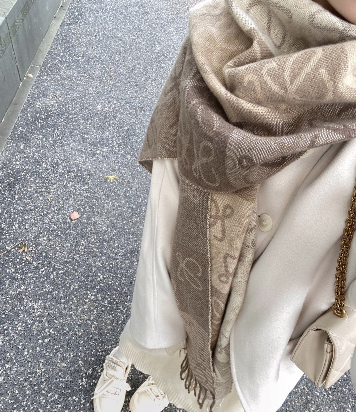 图片[9]-S# Loewe 罗意威 Anagram 羊毛提花围巾 高端零售专供 原版开发 品质保证 100%放心出街 原版定织定染60%羊绒加40%羊毛纱线，混纺纱线颜色无差异 包括针织工艺同步一致 区别市面涤纶丝棉品质 整体围巾采用三色定织羊毛纱线 看似繁杂颜色纱线拼接 实则是两重面重叠纺纱 辅料系列也可吊打市面所有牛马版本 市面上有多少看图做货和那些不把辅料当回事的 单是一个rb订制织唛领标就足以区分高低 ⚠清洗建议：由于羊毛的材质特性，尽量干洗，尽量干洗，暴力机洗会出现缩水情况 ！如果觉得干洗，一次太贵，有耐心的朋友也可以手洗，一定要冷水，且不能手搓！清洗后第一时间压干（不会滴水的程度）不能拧干！不能拧干！-选品中心