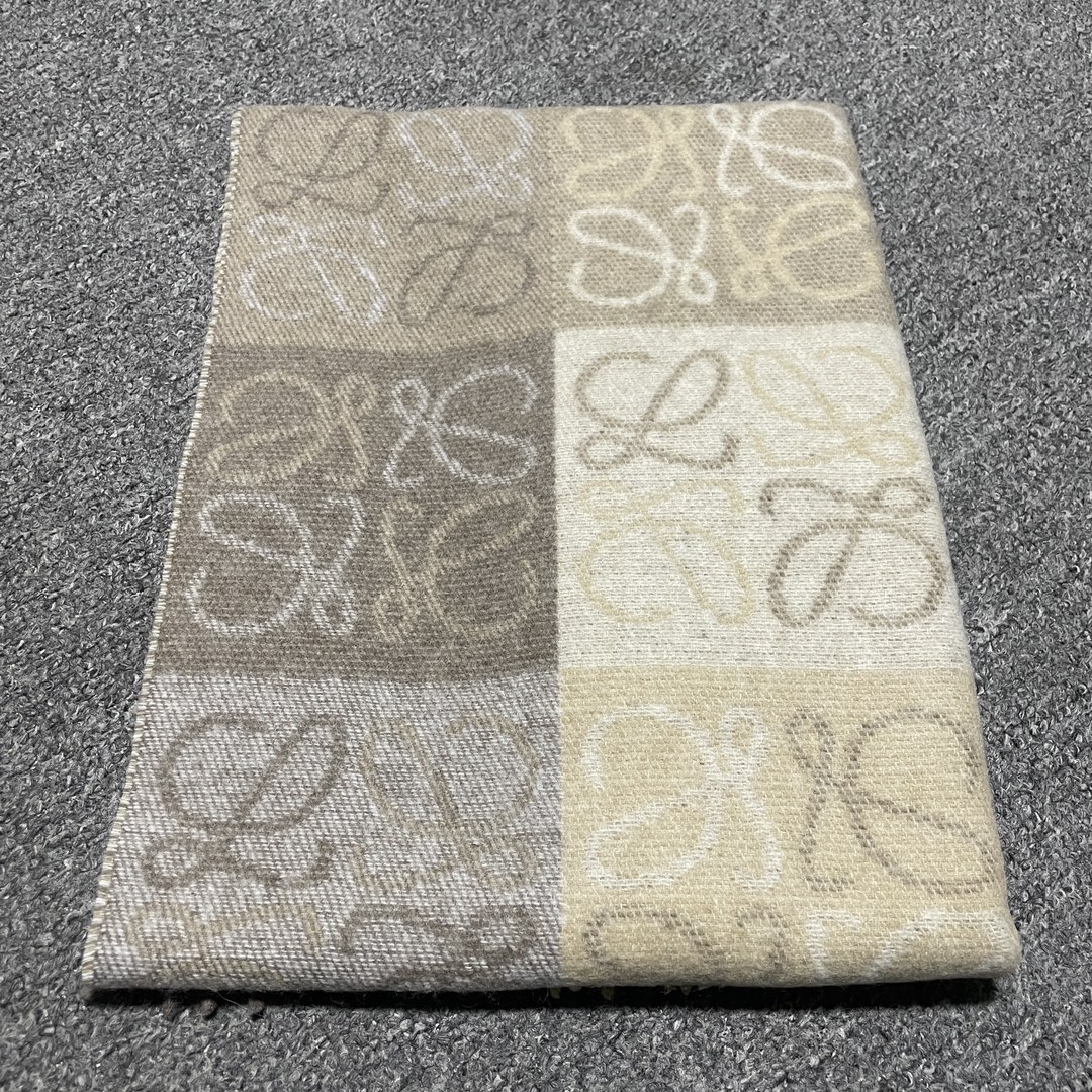 图片[6]-S# Loewe 罗意威 Anagram 羊毛提花围巾 高端零售专供 原版开发 品质保证 100%放心出街 原版定织定染60%羊绒加40%羊毛纱线，混纺纱线颜色无差异 包括针织工艺同步一致 区别市面涤纶丝棉品质 整体围巾采用三色定织羊毛纱线 看似繁杂颜色纱线拼接 实则是两重面重叠纺纱 辅料系列也可吊打市面所有牛马版本 市面上有多少看图做货和那些不把辅料当回事的 单是一个rb订制织唛领标就足以区分高低 ⚠清洗建议：由于羊毛的材质特性，尽量干洗，尽量干洗，暴力机洗会出现缩水情况 ！如果觉得干洗，一次太贵，有耐心的朋友也可以手洗，一定要冷水，且不能手搓！清洗后第一时间压干（不会滴水的程度）不能拧干！不能拧干！-选品中心