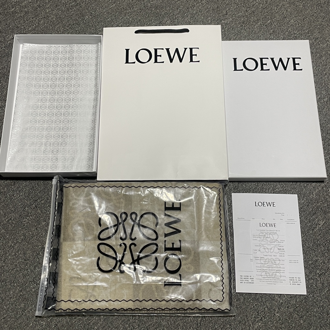 图片[8]-S# Loewe 罗意威 Anagram 羊毛提花围巾 高端零售专供 原版开发 品质保证 100%放心出街 原版定织定染60%羊绒加40%羊毛纱线，混纺纱线颜色无差异 包括针织工艺同步一致 区别市面涤纶丝棉品质 整体围巾采用三色定织羊毛纱线 看似繁杂颜色纱线拼接 实则是两重面重叠纺纱 辅料系列也可吊打市面所有牛马版本 市面上有多少看图做货和那些不把辅料当回事的 单是一个rb订制织唛领标就足以区分高低 ⚠清洗建议：由于羊毛的材质特性，尽量干洗，尽量干洗，暴力机洗会出现缩水情况 ！如果觉得干洗，一次太贵，有耐心的朋友也可以手洗，一定要冷水，且不能手搓！清洗后第一时间压干（不会滴水的程度）不能拧干！不能拧干！-选品中心