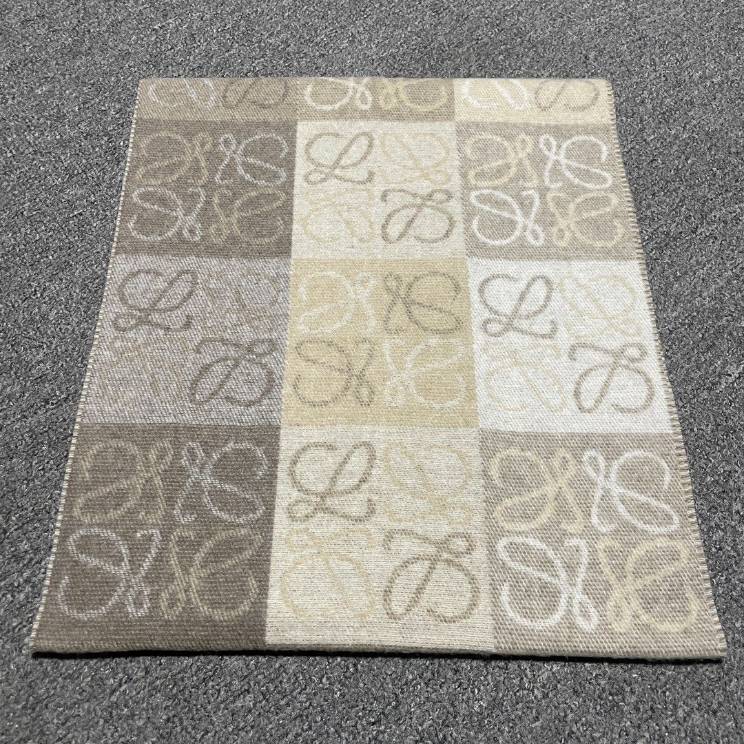 图片[5]-S# Loewe 罗意威 Anagram 羊毛提花围巾 高端零售专供 原版开发 品质保证 100%放心出街 原版定织定染60%羊绒加40%羊毛纱线，混纺纱线颜色无差异 包括针织工艺同步一致 区别市面涤纶丝棉品质 整体围巾采用三色定织羊毛纱线 看似繁杂颜色纱线拼接 实则是两重面重叠纺纱 辅料系列也可吊打市面所有牛马版本 市面上有多少看图做货和那些不把辅料当回事的 单是一个rb订制织唛领标就足以区分高低 ⚠清洗建议：由于羊毛的材质特性，尽量干洗，尽量干洗，暴力机洗会出现缩水情况 ！如果觉得干洗，一次太贵，有耐心的朋友也可以手洗，一定要冷水，且不能手搓！清洗后第一时间压干（不会滴水的程度）不能拧干！不能拧干！-选品中心