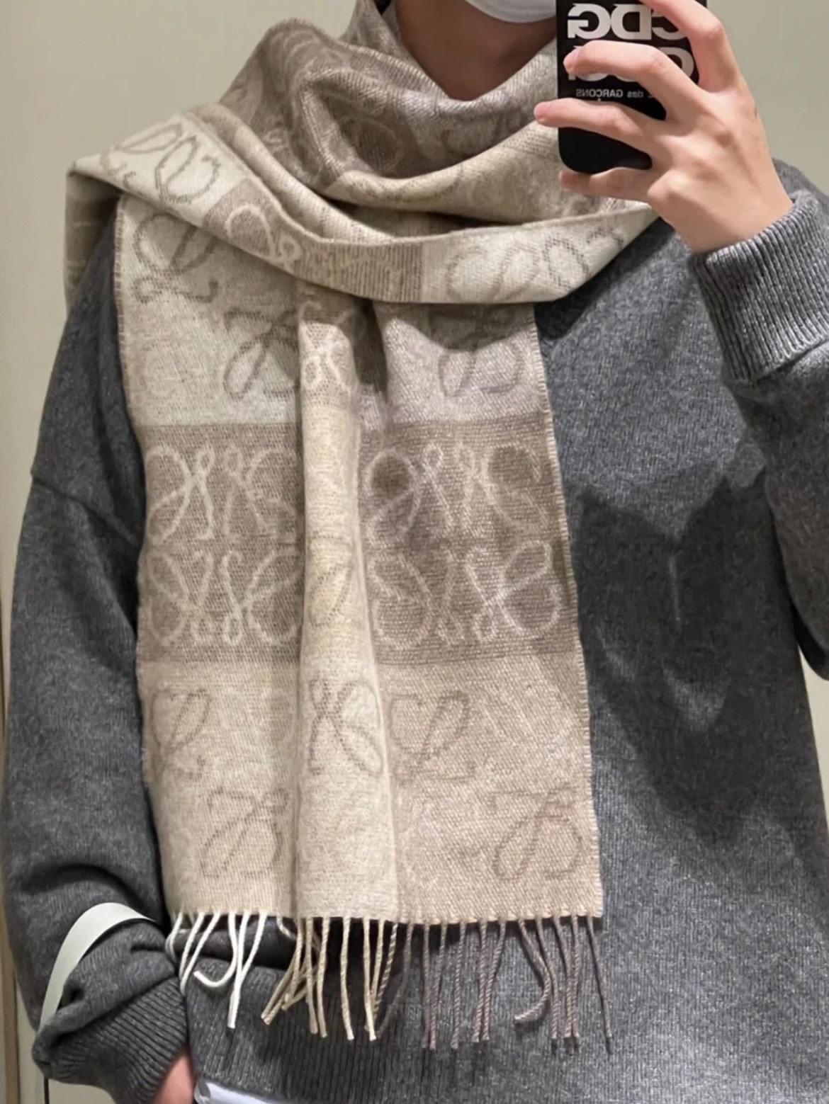 图片[2]-S# Loewe 罗意威 Anagram 羊毛提花围巾 高端零售专供 原版开发 品质保证 100%放心出街 原版定织定染60%羊绒加40%羊毛纱线，混纺纱线颜色无差异 包括针织工艺同步一致 区别市面涤纶丝棉品质 整体围巾采用三色定织羊毛纱线 看似繁杂颜色纱线拼接 实则是两重面重叠纺纱 辅料系列也可吊打市面所有牛马版本 市面上有多少看图做货和那些不把辅料当回事的 单是一个rb订制织唛领标就足以区分高低 ⚠清洗建议：由于羊毛的材质特性，尽量干洗，尽量干洗，暴力机洗会出现缩水情况 ！如果觉得干洗，一次太贵，有耐心的朋友也可以手洗，一定要冷水，且不能手搓！清洗后第一时间压干（不会滴水的程度）不能拧干！不能拧干！-选品中心