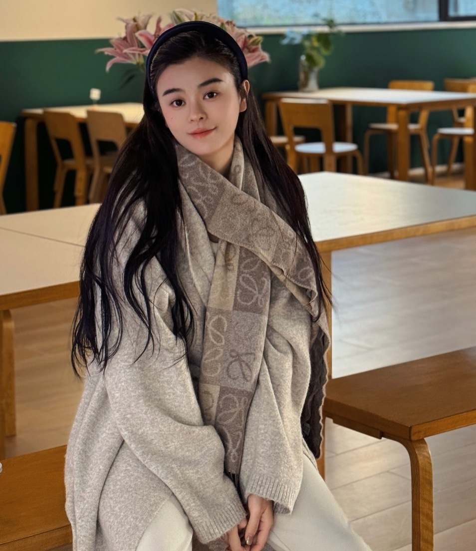 图片[7]-S# Loewe 罗意威 Anagram 羊毛提花围巾 高端零售专供 原版开发 品质保证 100%放心出街 原版定织定染60%羊绒加40%羊毛纱线，混纺纱线颜色无差异 包括针织工艺同步一致 区别市面涤纶丝棉品质 整体围巾采用三色定织羊毛纱线 看似繁杂颜色纱线拼接 实则是两重面重叠纺纱 辅料系列也可吊打市面所有牛马版本 市面上有多少看图做货和那些不把辅料当回事的 单是一个rb订制织唛领标就足以区分高低 ⚠清洗建议：由于羊毛的材质特性，尽量干洗，尽量干洗，暴力机洗会出现缩水情况 ！如果觉得干洗，一次太贵，有耐心的朋友也可以手洗，一定要冷水，且不能手搓！清洗后第一时间压干（不会滴水的程度）不能拧干！不能拧干！-选品中心