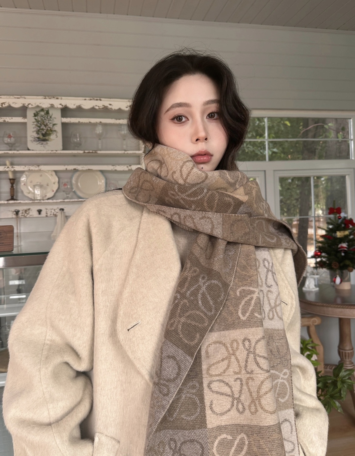 S# Loewe 罗意威 Anagram 羊毛提花围巾 高端零售专供 原版开发 品质保证 100%放心出街 原版定织定染60%羊绒加40%羊毛纱线，混纺纱线颜色无差异 包括针织工艺同步一致 区别市面涤纶丝棉品质 整体围巾采用三色定织羊毛纱线 看似繁杂颜色纱线拼接 实则是两重面重叠纺纱 辅料系列也可吊打市面所有牛马版本 市面上有多少看图做货和那些不把辅料当回事的 单是一个rb订制织唛领标就足以区分高低 ⚠清洗建议：由于羊毛的材质特性，尽量干洗，尽量干洗，暴力机洗会出现缩水情况 ！如果觉得干洗，一次太贵，有耐心的朋友也可以手洗，一定要冷水，且不能手搓！清洗后第一时间压干（不会滴水的程度）不能拧干！不能拧干！-选品中心