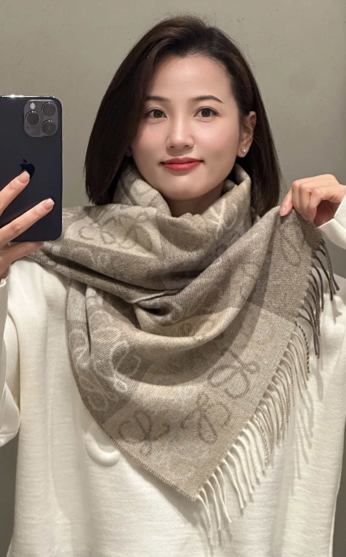 图片[8]-S# Loewe 罗意威 Anagram 羊毛提花围巾 高端零售专供 原版开发 品质保证 100%放心出街 原版定织定染60%羊绒加40%羊毛纱线，混纺纱线颜色无差异 包括针织工艺同步一致 区别市面涤纶丝棉品质 整体围巾采用三色定织羊毛纱线 看似繁杂颜色纱线拼接 实则是两重面重叠纺纱 辅料系列也可吊打市面所有牛马版本 市面上有多少看图做货和那些不把辅料当回事的 单是一个rb订制织唛领标就足以区分高低 ⚠清洗建议：由于羊毛的材质特性，尽量干洗，尽量干洗，暴力机洗会出现缩水情况 ！如果觉得干洗，一次太贵，有耐心的朋友也可以手洗，一定要冷水，且不能手搓！清洗后第一时间压干（不会滴水的程度）不能拧干！不能拧干！-选品中心