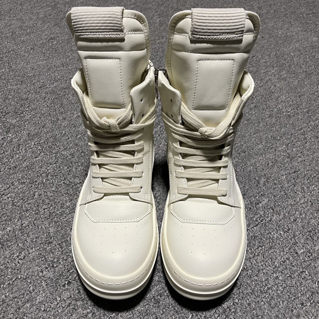 純原 Rick Owens 瑞克 歐文斯  高街經典休閒板鞋 配置天地蓋硬實禮盒(附贈棉布託購物袋一個)升級原楦原紙版開發版型 採用進口全粒面納帕紋小牛皮革鞋面材質 小羊真皮內襯 全新資料開發奶香型TPU鋸齒紋耐磨橡膠鞋底 尺碼：36 37
