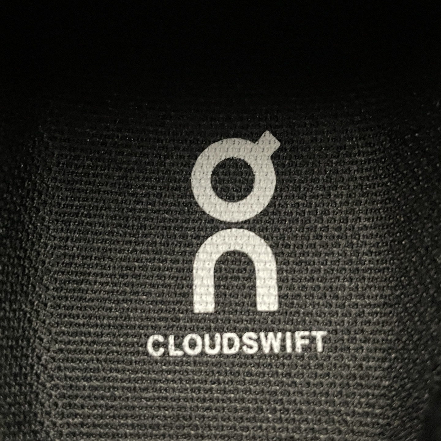   ON 昂跑 On Running 系列 网面透气运动鞋跑步鞋 41.98462 运用了CLOUDTI