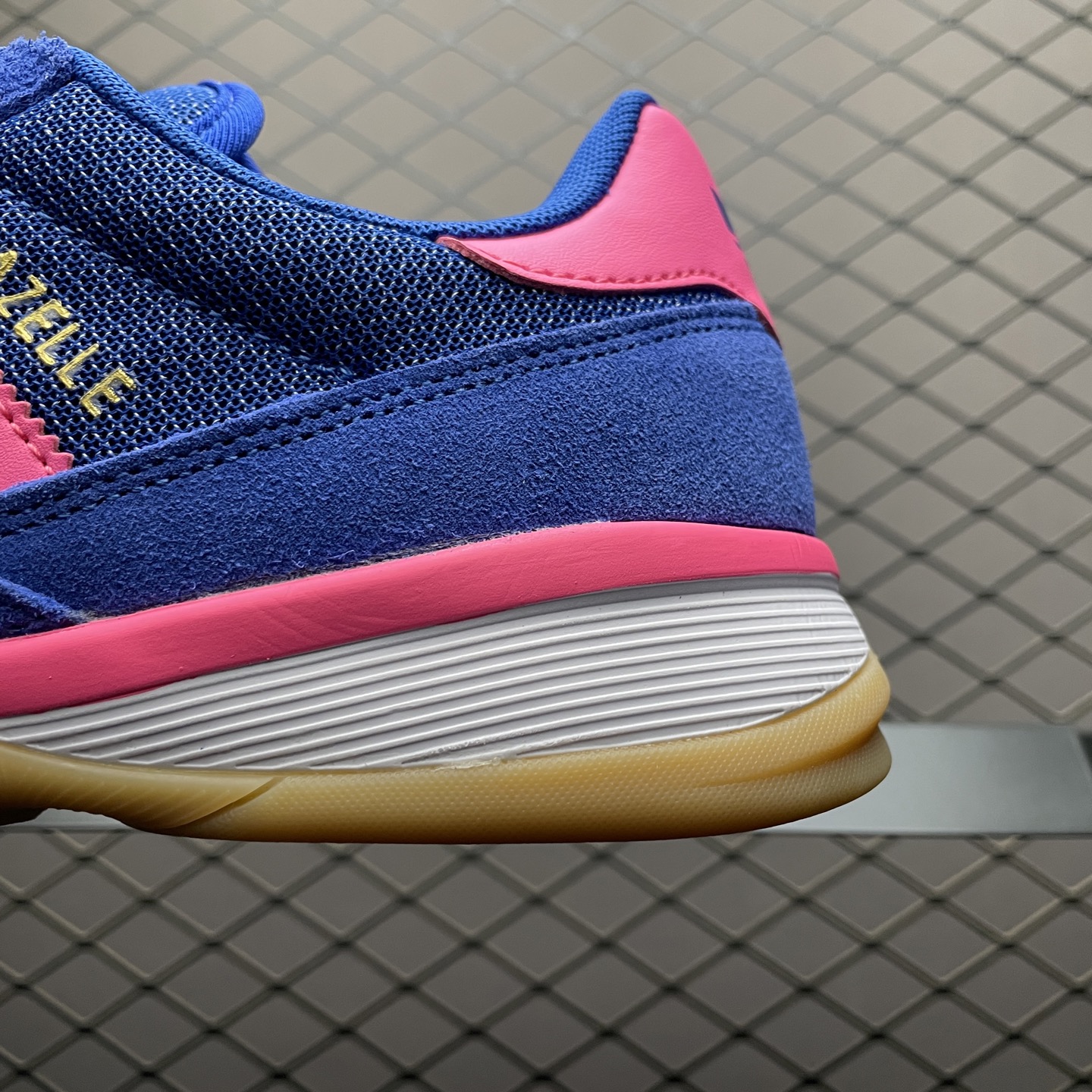 AD 阿迪 Gazelle Sala 低帮运动休闲板鞋 JR3838 尺码：36 36.5 37 38 