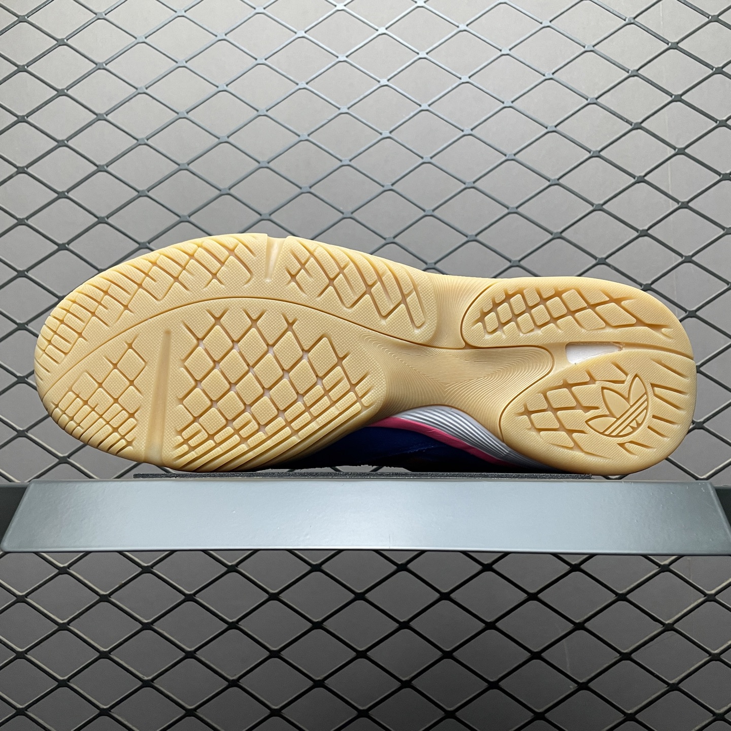 AD 阿迪 Gazelle Sala 低帮运动休闲板鞋 JR3838 尺码：36 36.5 37 38 