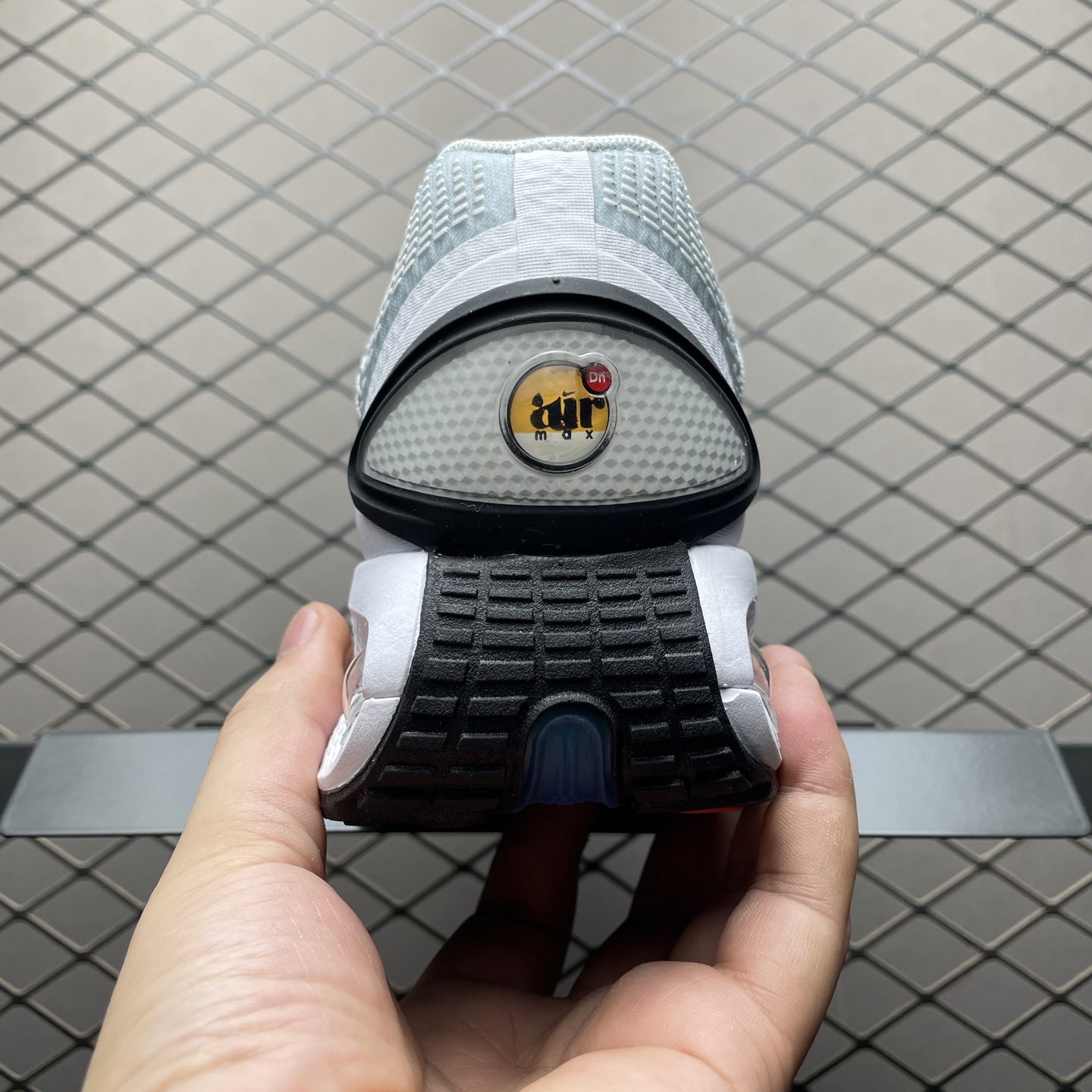 纯原版本 NK Air Max Dn 气垫跑鞋 DV3337-005 全新鞋款在同侧采用了四个圆柱仓式的